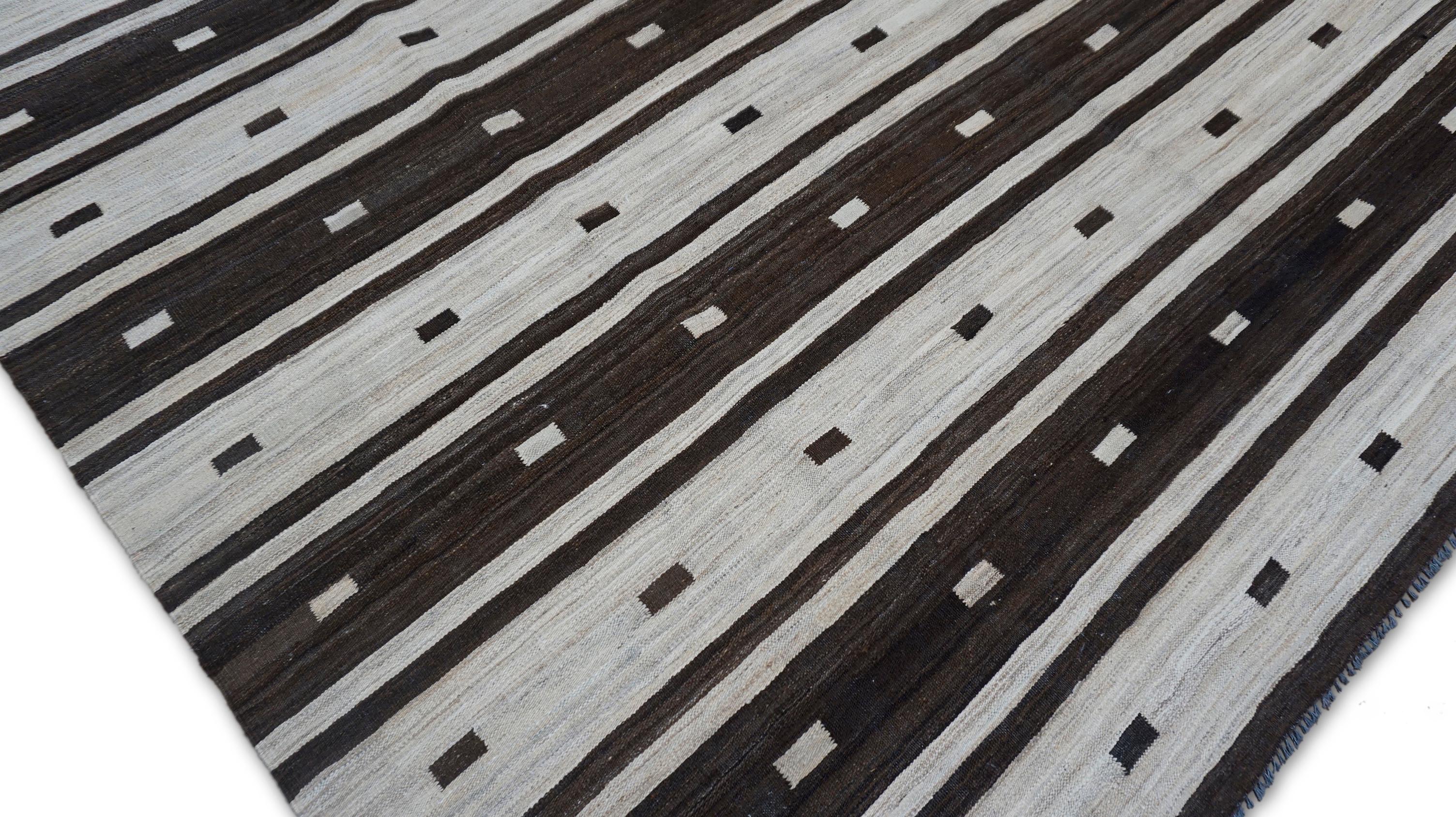 Kilim in lana a righe geometriche marrone e avorio 7'10''x9'9'' In condizioni Nuovo in vendita a Torrance, CA