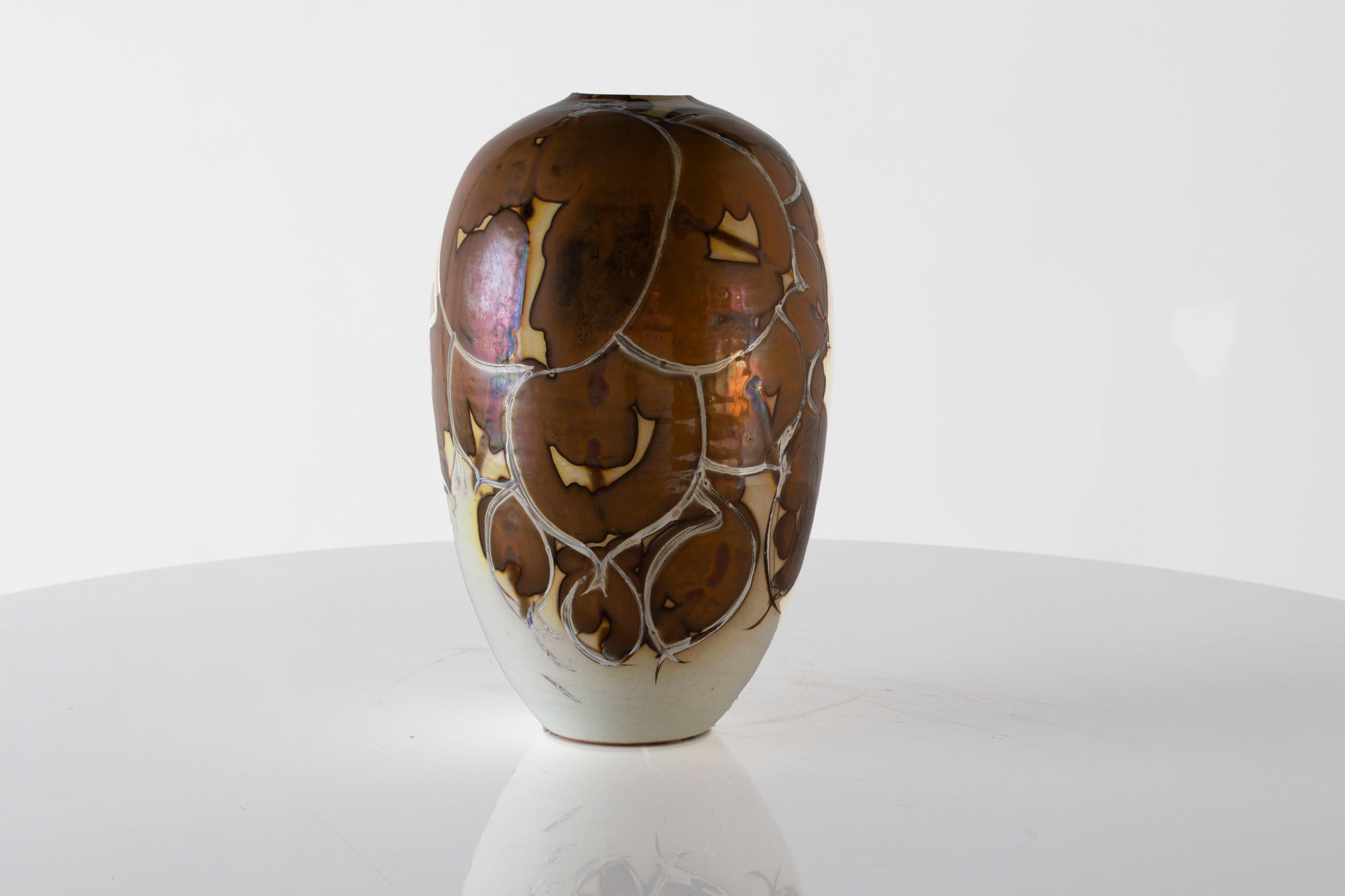 Grand vase en céramique émaillée marron et ivoire. Dans mon esthétique organique, contemporaine, vintage et moderne du milieu du siècle.

    