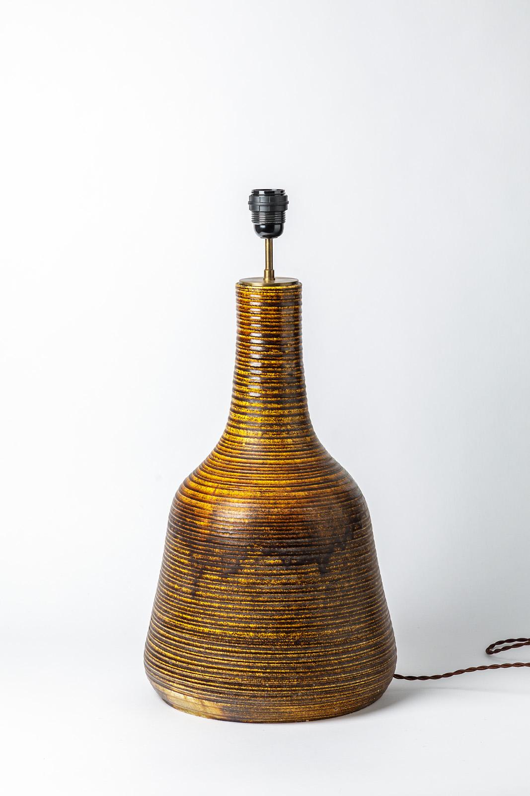 Français Lampe de table ou lampadaire en grès brun et grand modèle en céramique, designée par Accolay 1970.  en vente