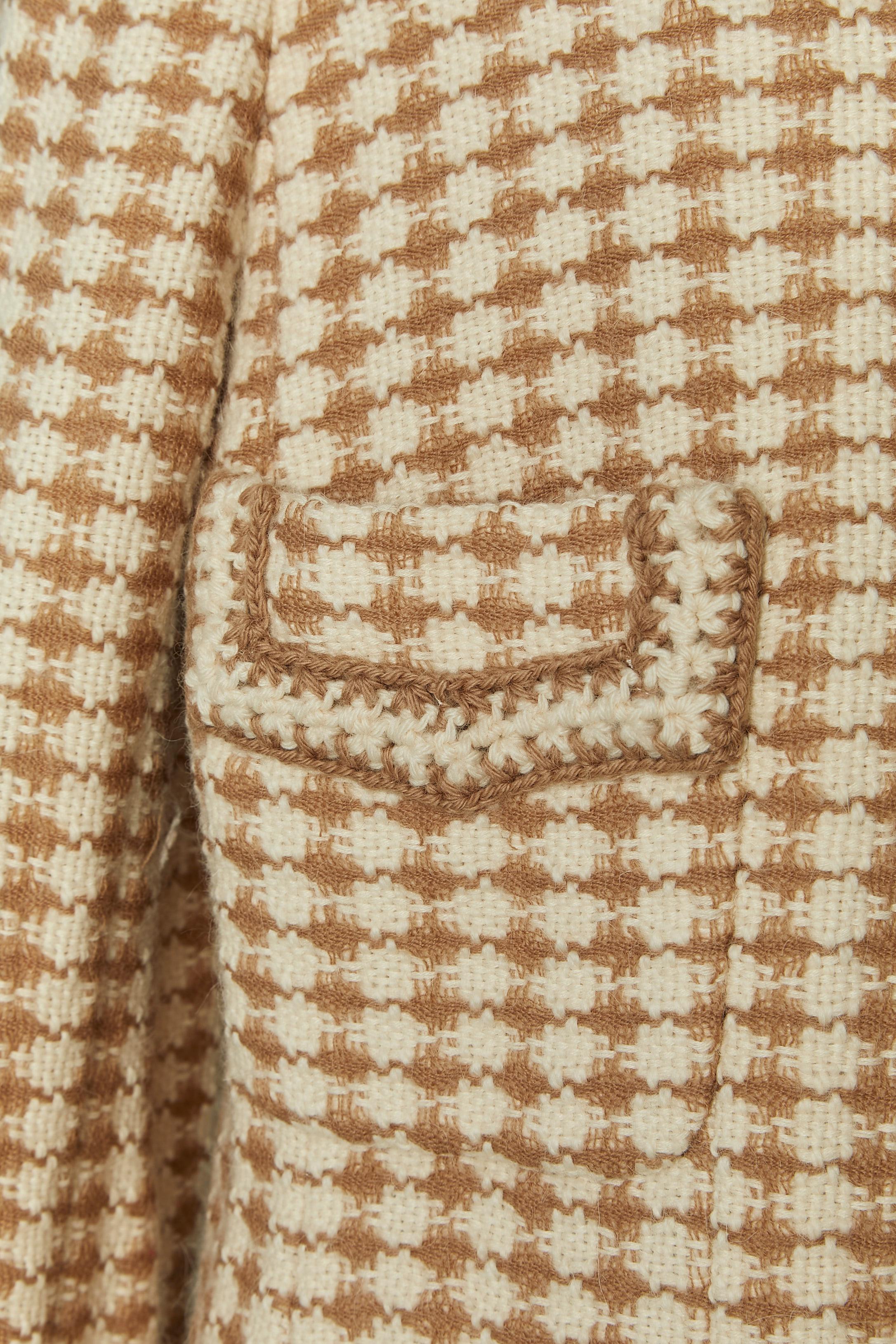 Beige Veste longue en tweed marron et blanc cassé CHANEL en vente