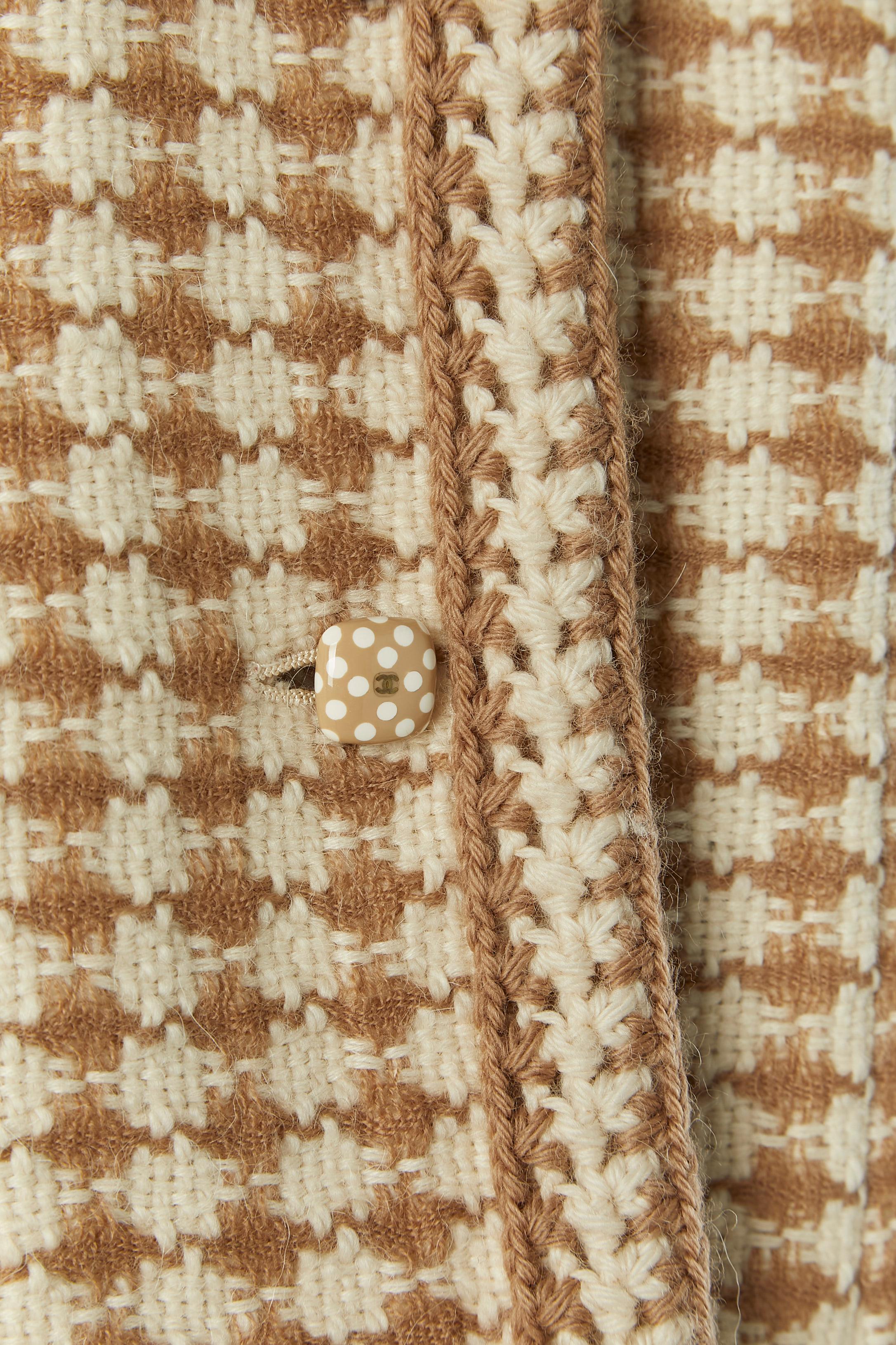 Veste longue en tweed marron et blanc cassé CHANEL Excellent état - En vente à Saint-Ouen-Sur-Seine, FR
