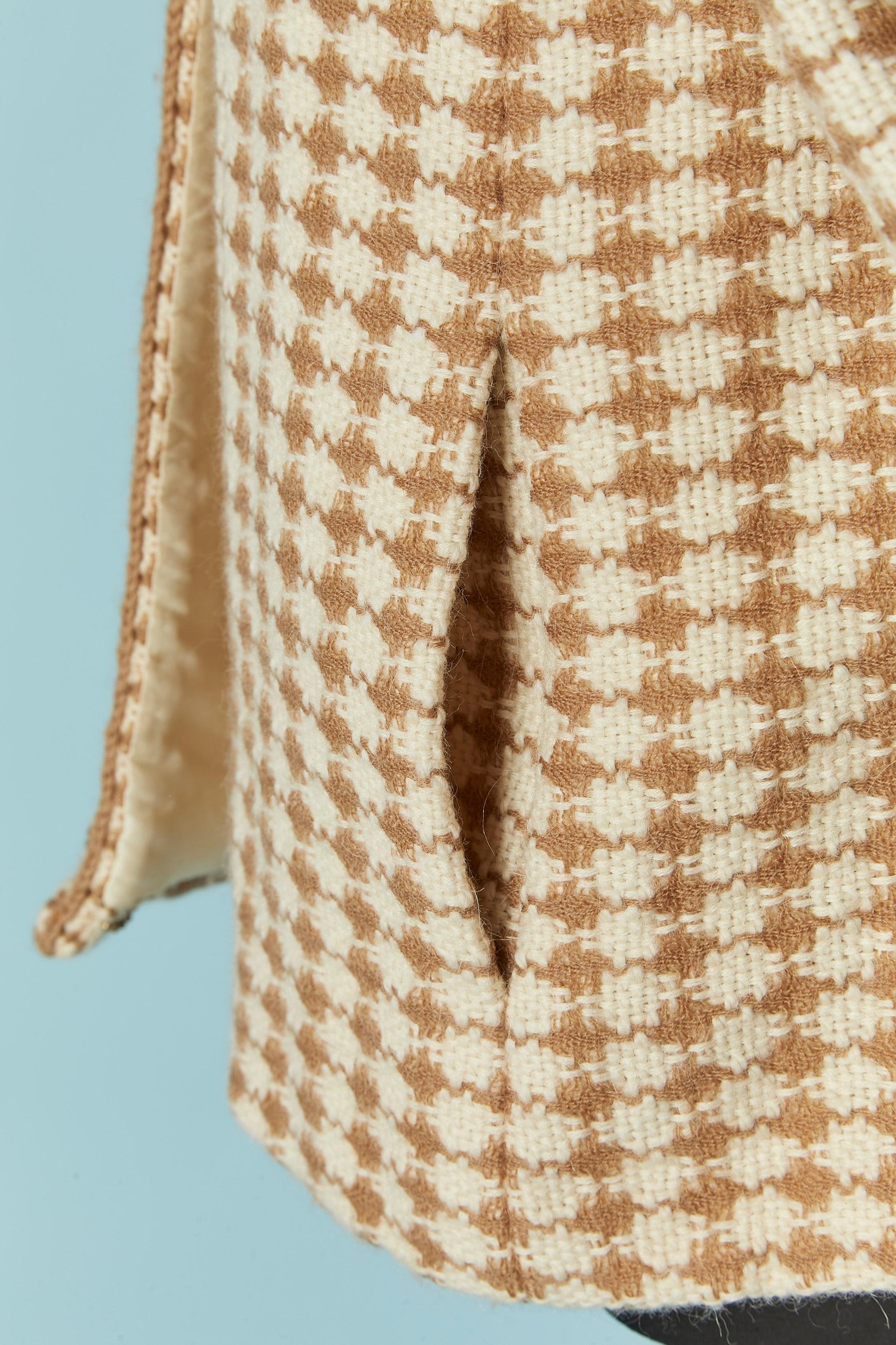 Veste longue en tweed marron et blanc cassé CHANEL Pour femmes en vente