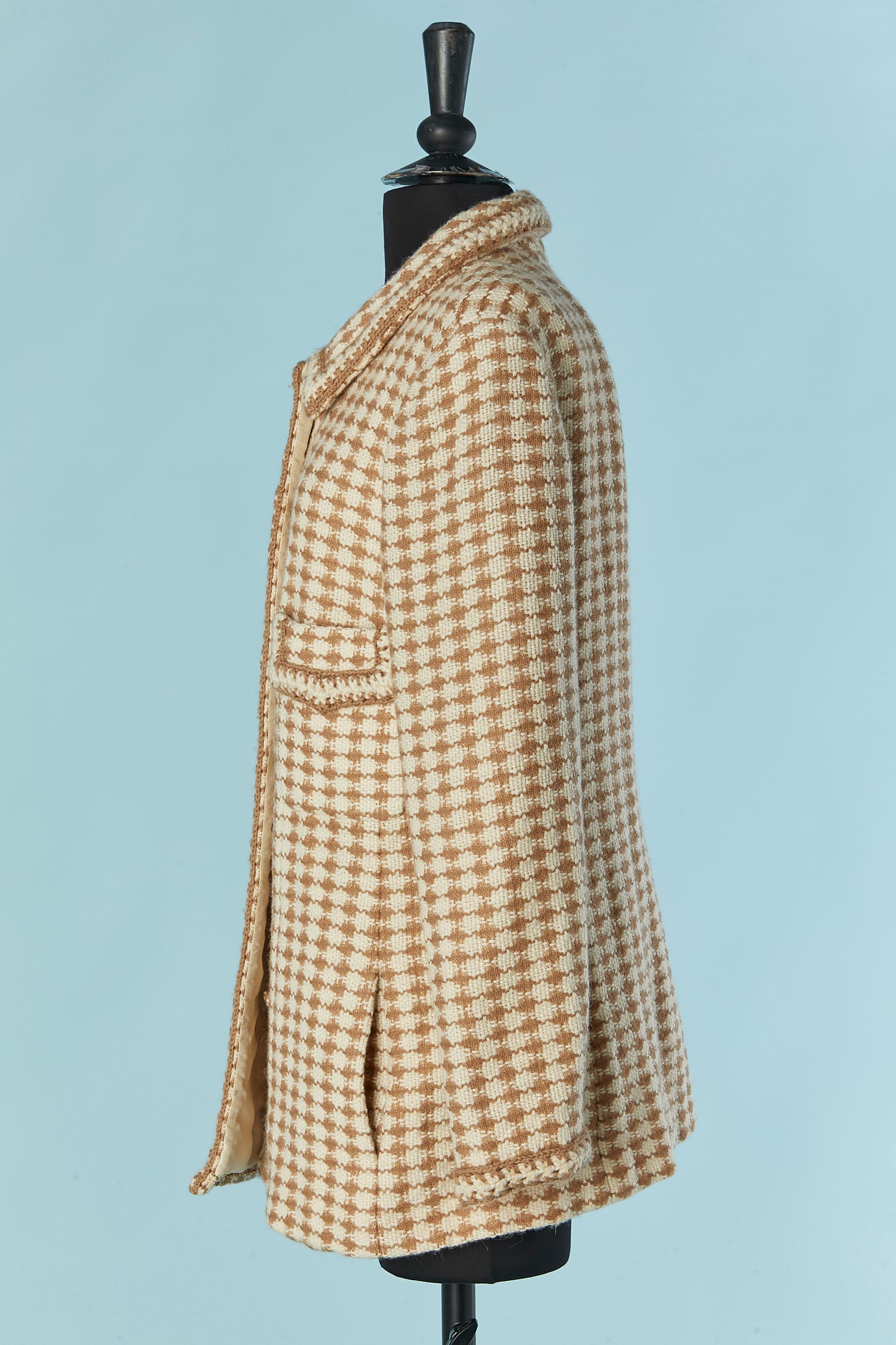 Veste longue en tweed marron et blanc cassé CHANEL en vente 1