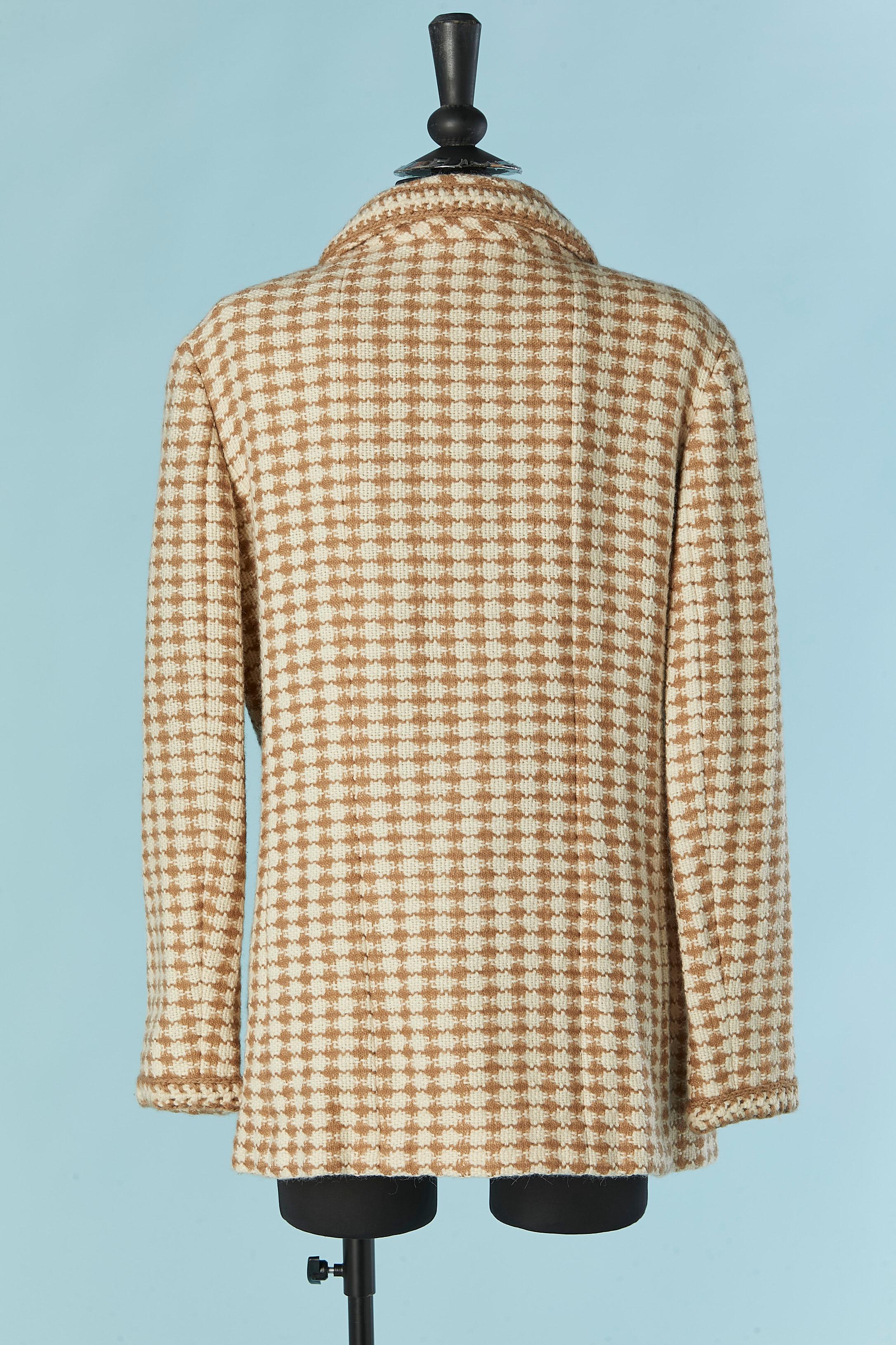 Veste longue en tweed marron et blanc cassé CHANEL en vente 2