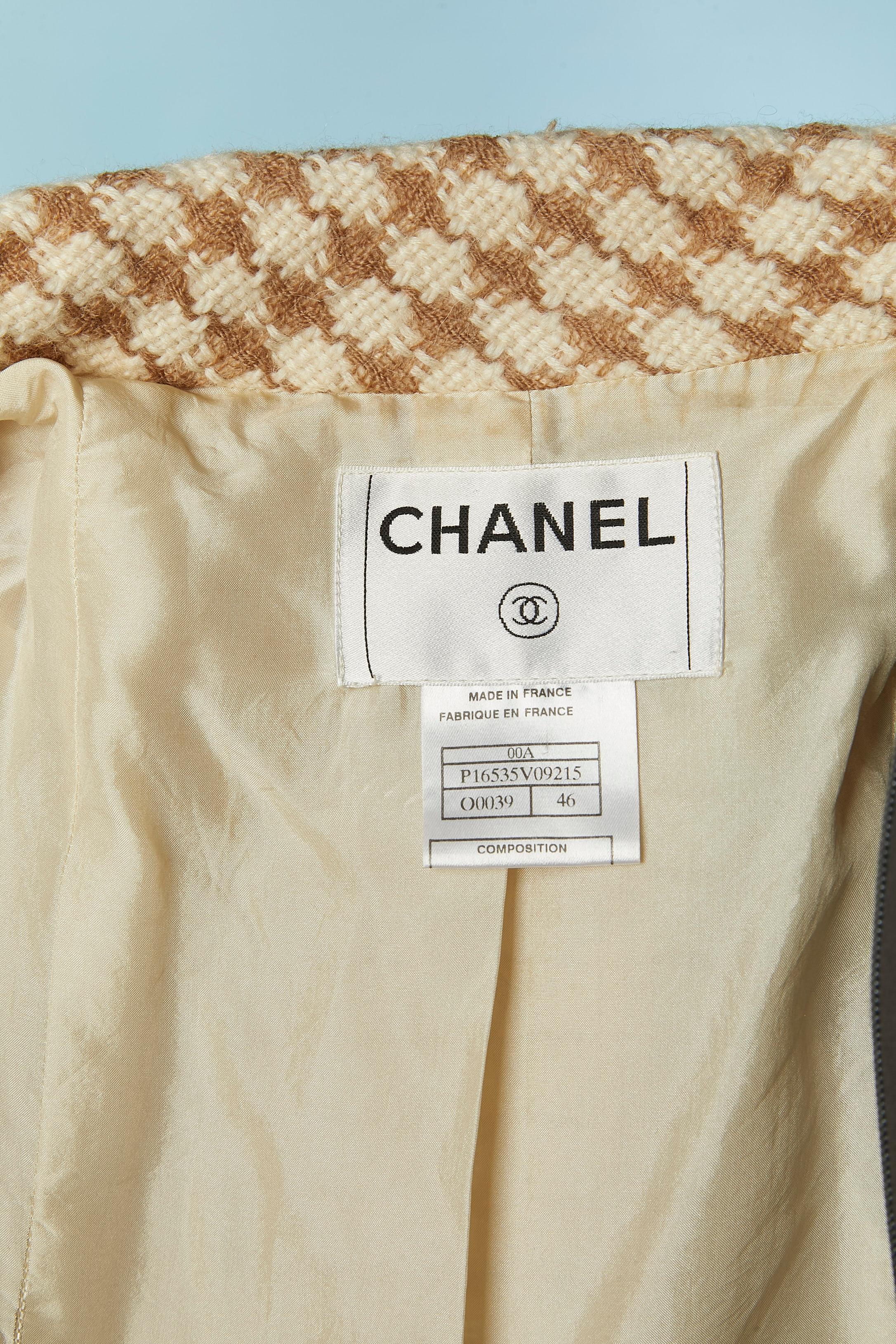 Veste longue en tweed marron et blanc cassé CHANEL en vente 4