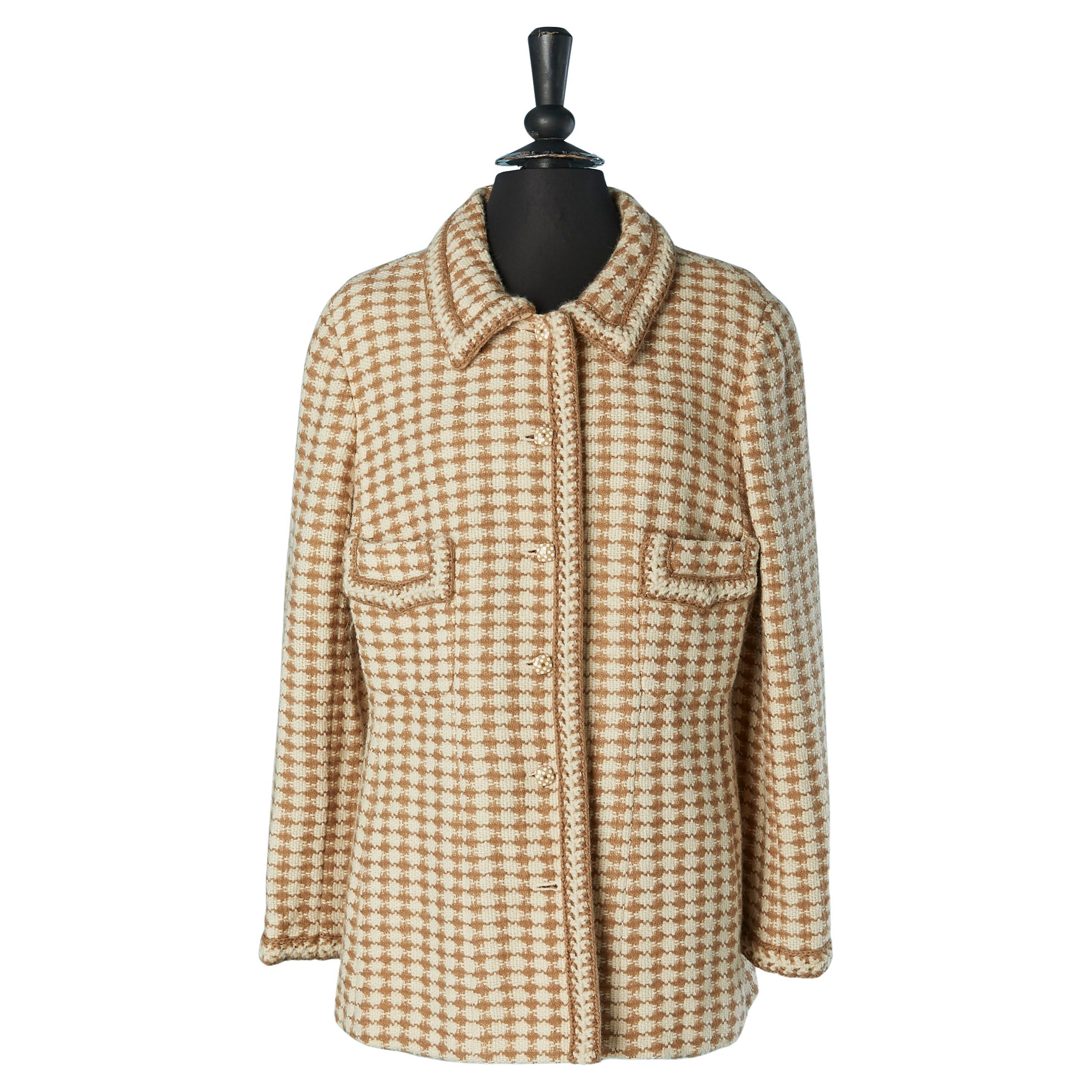 Veste longue en tweed marron et blanc cassé CHANEL en vente