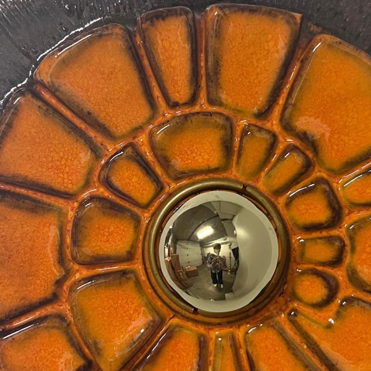 Parete quadrata in ceramica marrone chiaro con smalto arancione brillante. Prodotto nella Germania occidentale negli anni '70.

Un modo tipico di rifinire la ceramica nella Germania occidentale di metà secolo, in Europa.

Il prezzo si riferisce a 1