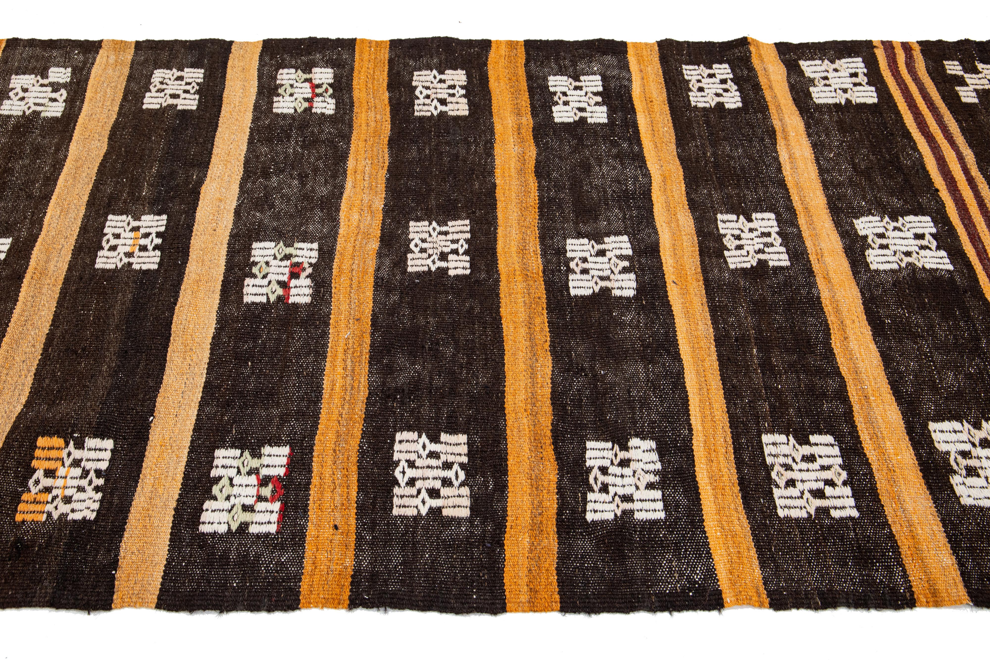 20ième siècle Brown and Orange Vintage Kilim Handmade Flatweave Striped Pattern Wool Rug (tapis de laine à motifs rayés) en vente