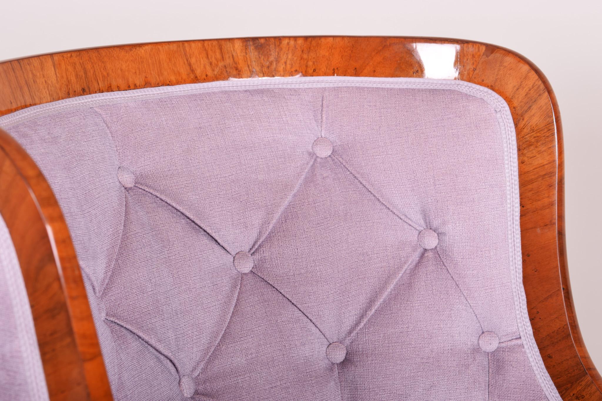 Tappezzeria Poltrona boema marrone e rosa in noce, anni '20 del XIX secolo, stile Biedermeier in vendita