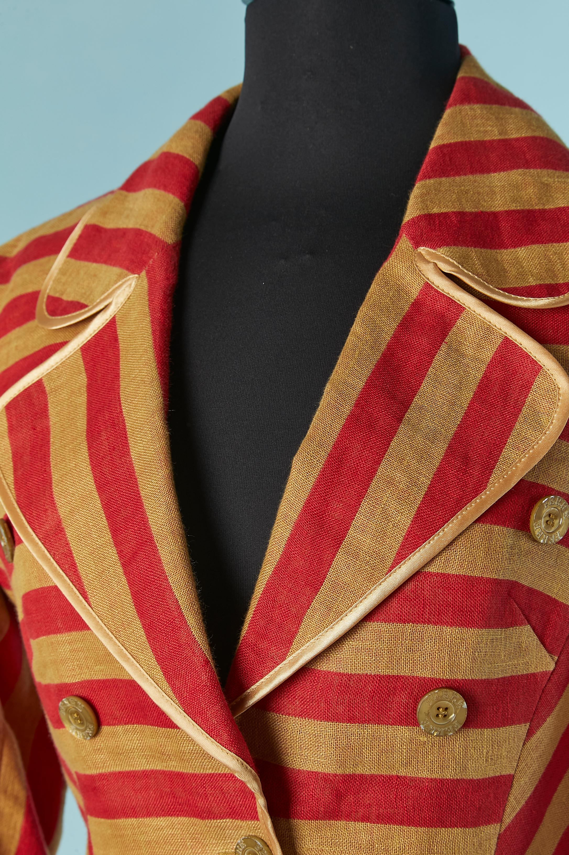 Brown and red striped single breasted jacket . Main fabric composition: linen . Lining composition: rayon & polyester. Satin ribbon pipping. Branded button and buttonhole closure on the front + on the cuffs.
SIZE 40 (It) S 