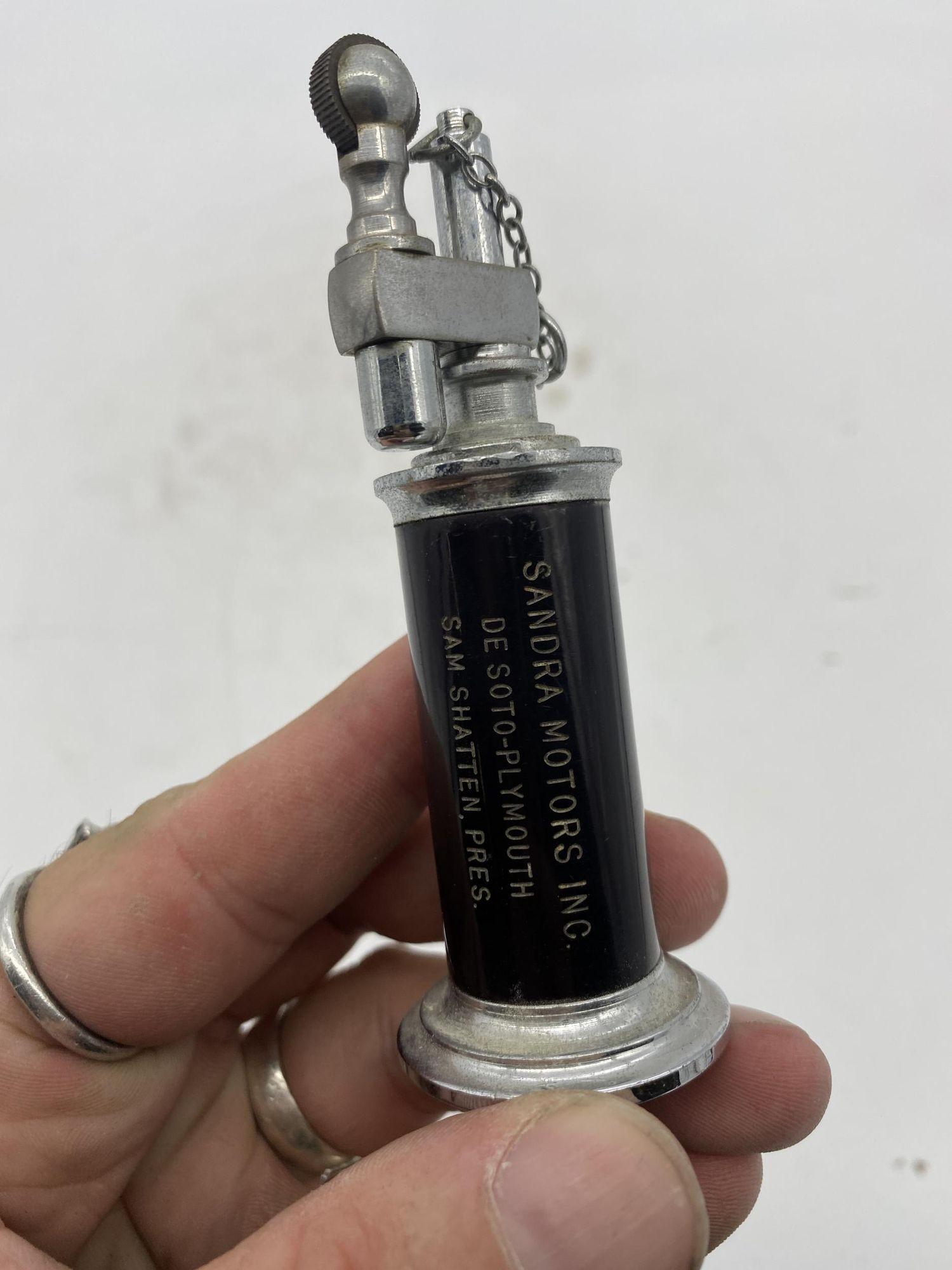 Brauner und silberner Petroltisch mit Kettenzug und Feuerzeug von Daltis im Zustand „Gut“ im Angebot in Van Nuys, CA