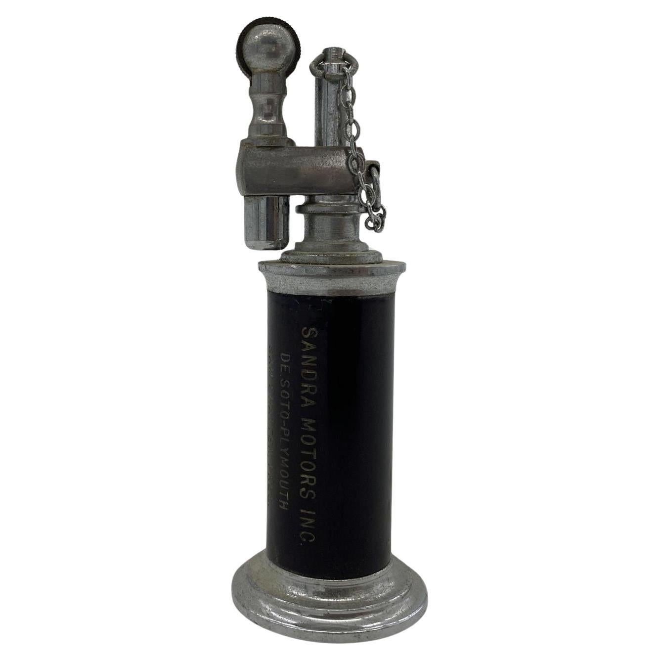 Brauner und silberner Petroltisch mit Kettenzug und Feuerzeug von Daltis im Angebot