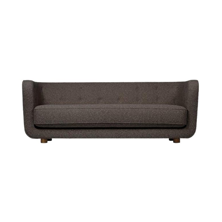 Canapé Sahco Nara Vilhelm en chêne brun et fumé de Lassen