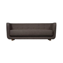 Canapé Sahco Nara Vilhelm en chêne brun et fumé de Lassen