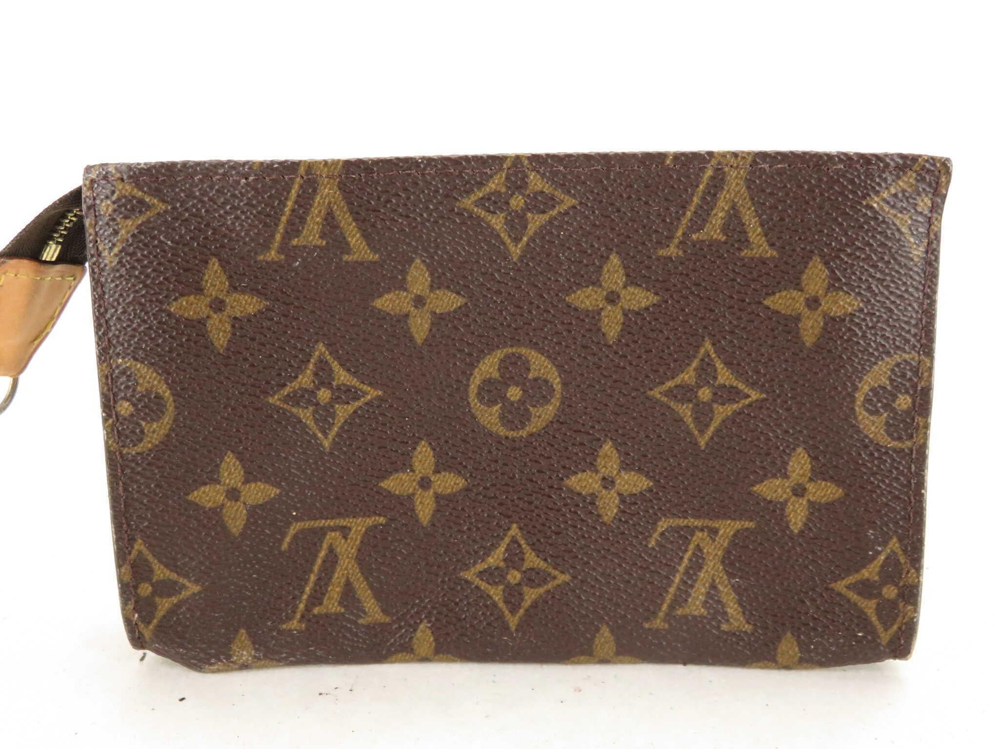 Brown and tan monogram coated canvas Louis Vuitton Toiletry Pouch 15 cm with gold-tone hardware, tan vachetta leather trim, creme leather lining and zip closure at top.
 

66537MSC

Height: 4.75