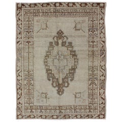 Türkischer Oushak-Teppich im Vintage-Stil in Braun und Taupe mit Medaillon-Design