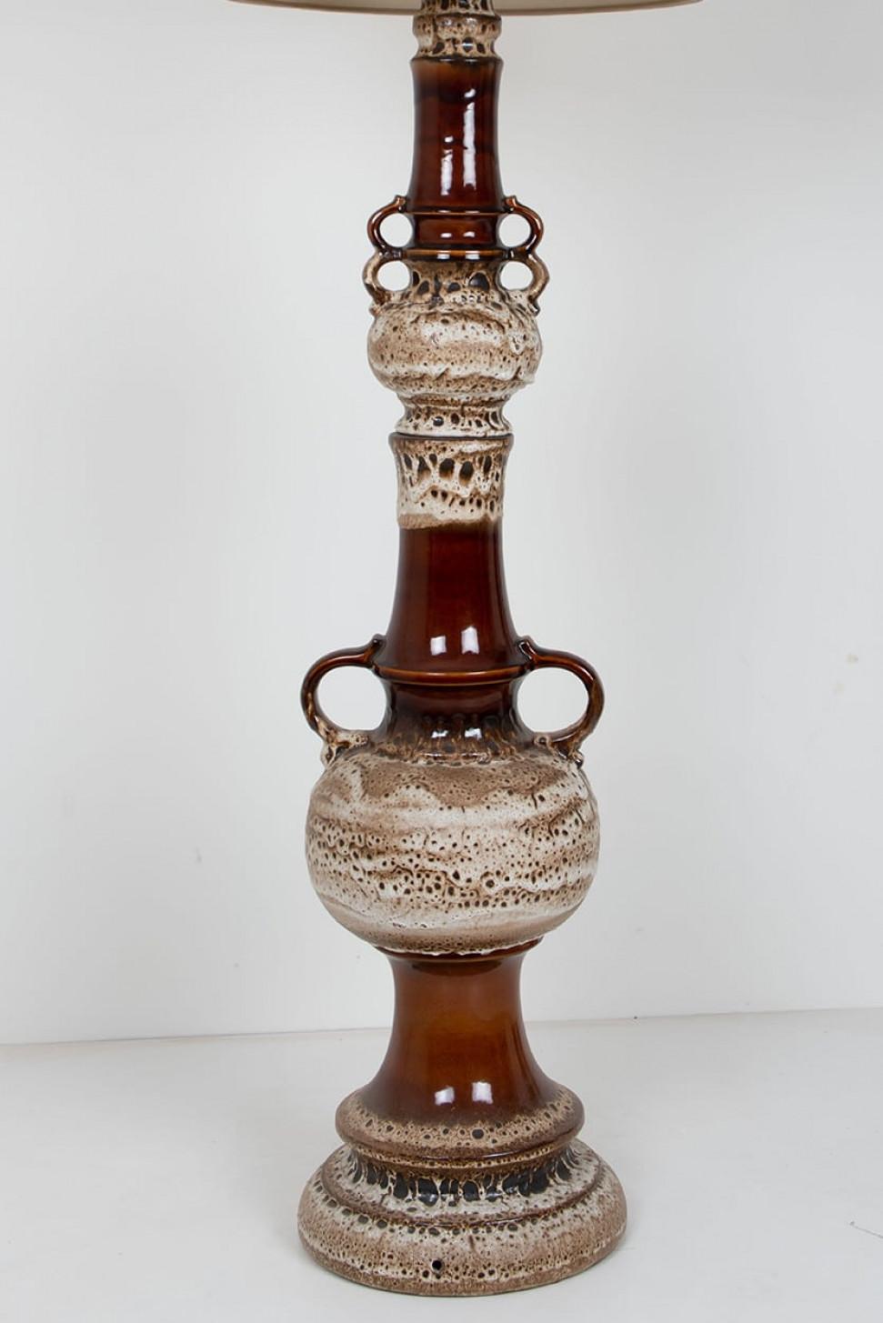 Large ceramic floor lamp with brown and taupe red glaze. Manufactured in West-Germany in the 1970's.

A typical way to finish ceramic pottery in mid-century West-Germany.

With a custom made lamp shade by René Houben. In the color of your