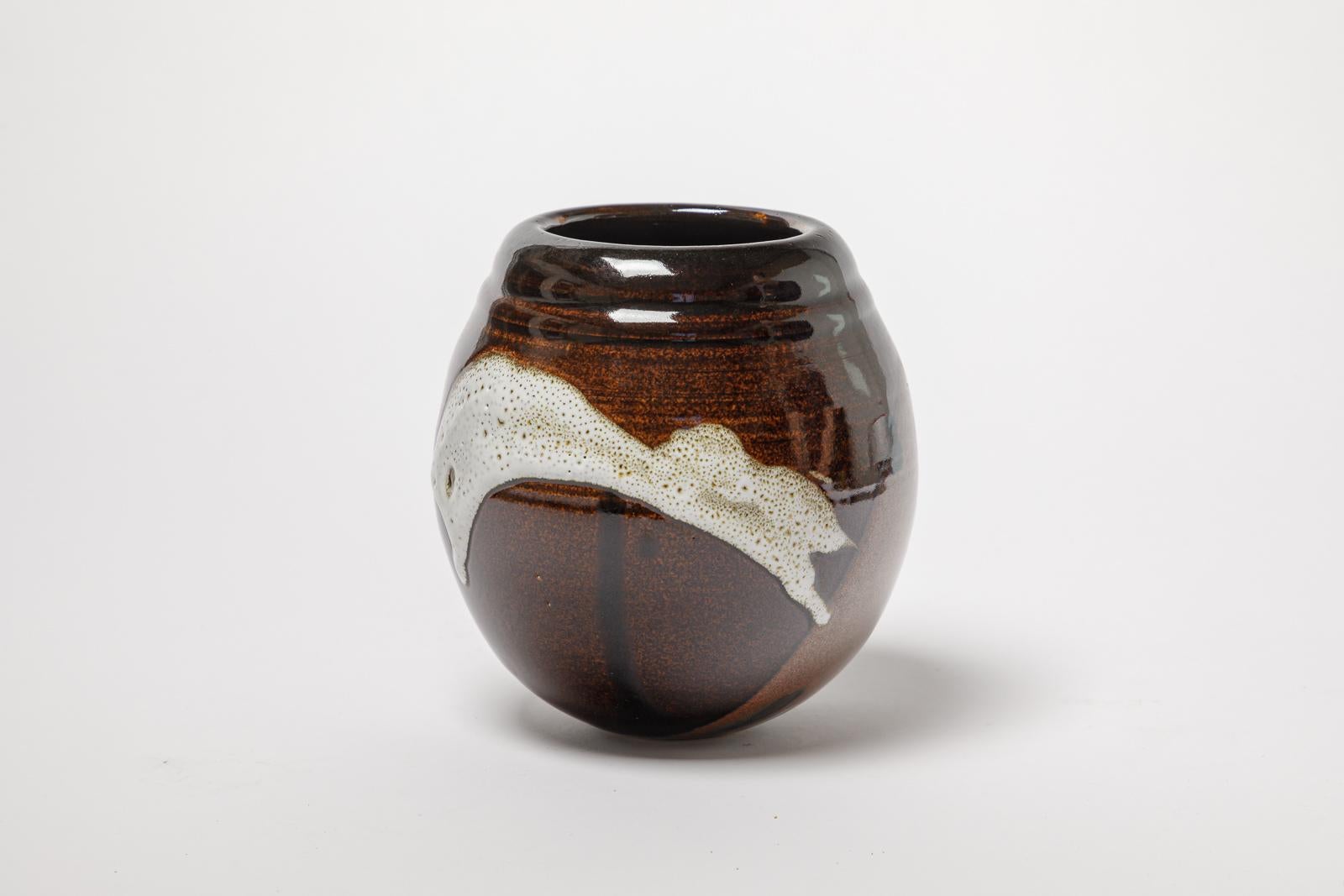 Moderno vaso in ceramica marrone e bianco di colore astratto di ATOI circa 2010 17 cm in vendita