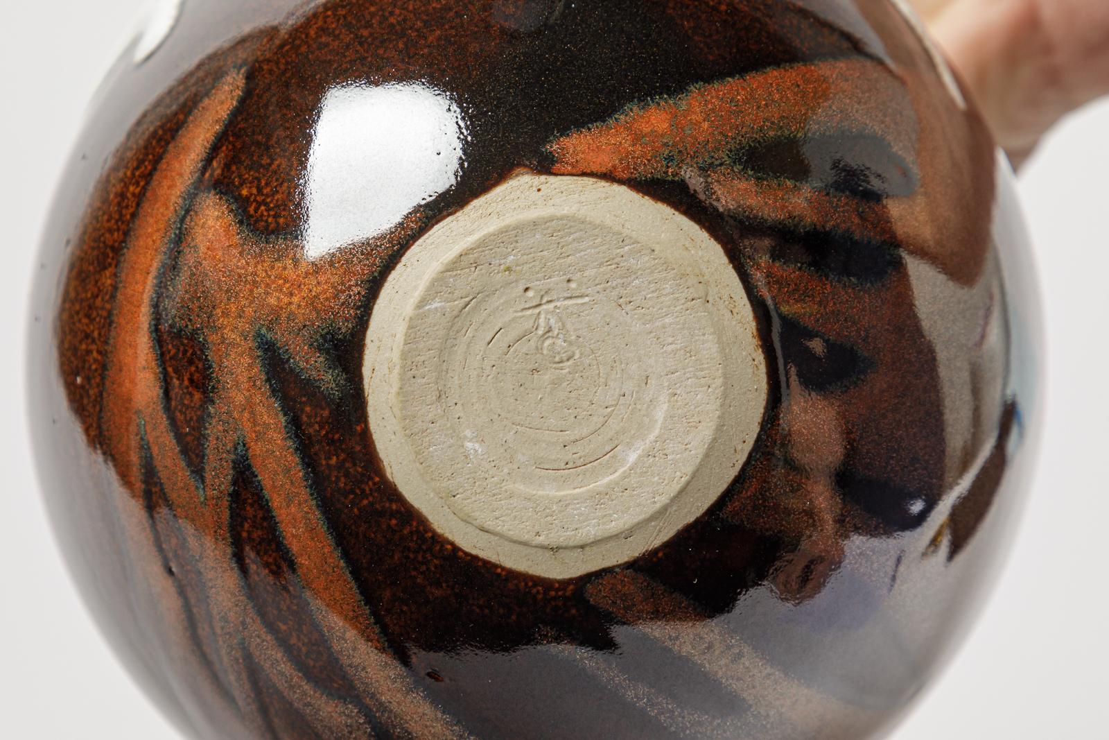 XXI secolo e contemporaneo vaso in ceramica marrone e bianco di colore astratto di ATOI circa 2010 17 cm in vendita