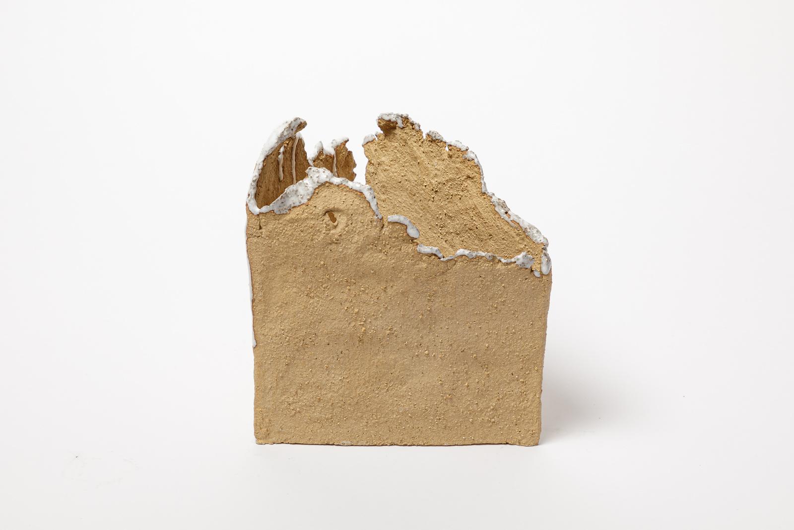 ATOI (né en 1987)

Grande sculpture abstraite en céramique de grès 

couleurs de céramique blanche et brune

Pièce unique faite à la main

original en parfait état

Circa 2010

hauteur 22 cm
Grand 19 cm
Profondeur 19 cm