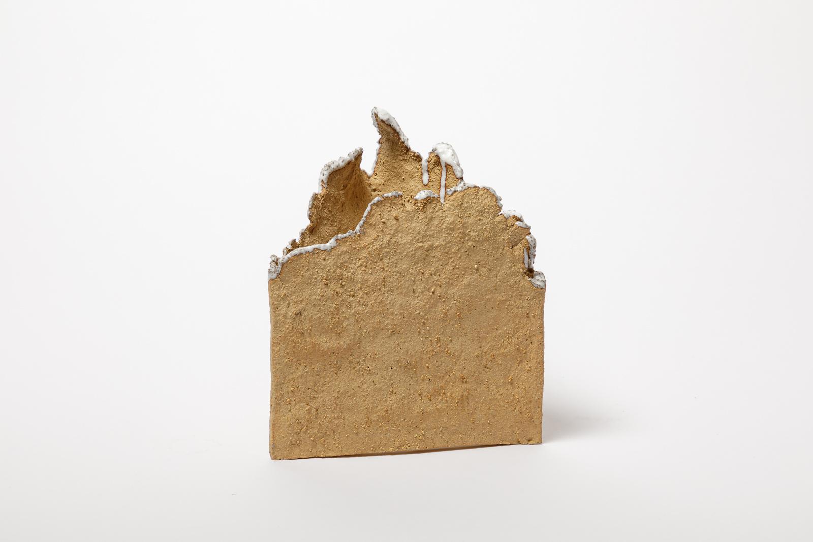Français sculpture abstraite en grès brun et blanc en céramique par ATOI 2010 pièce unique en vente