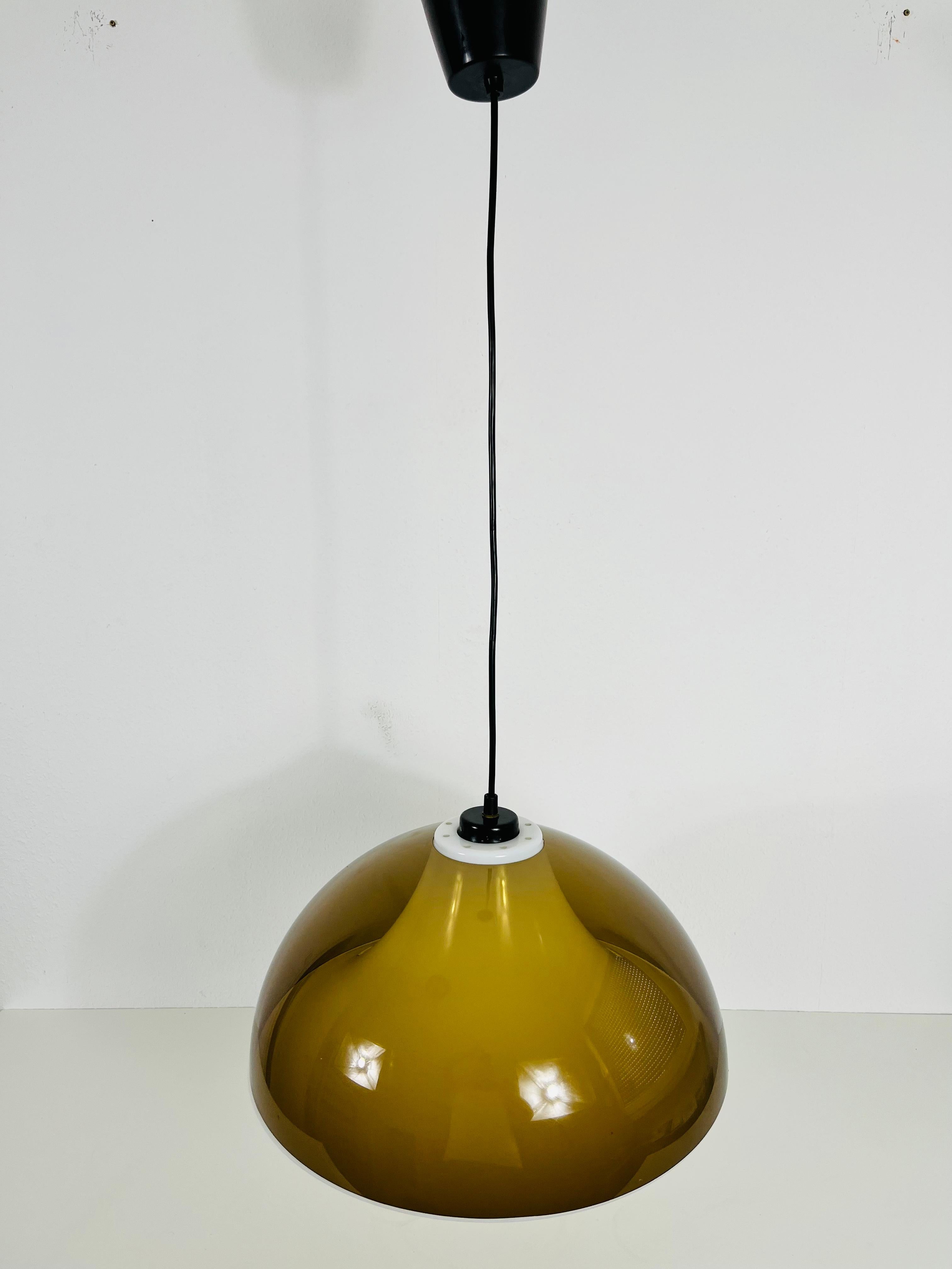 Mid-Century moderno Lampada a sospensione in vetro acrilico marrone e bianco in stile Temde, anni '70 in vendita