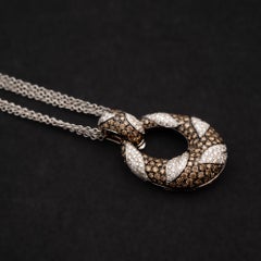Collier avec pendentif en or blanc 18 carats, orné de diamants bruns et blancs