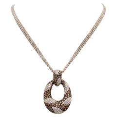 Collier avec pendentif en or blanc 18 carats, orné de diamants bruns et blancs