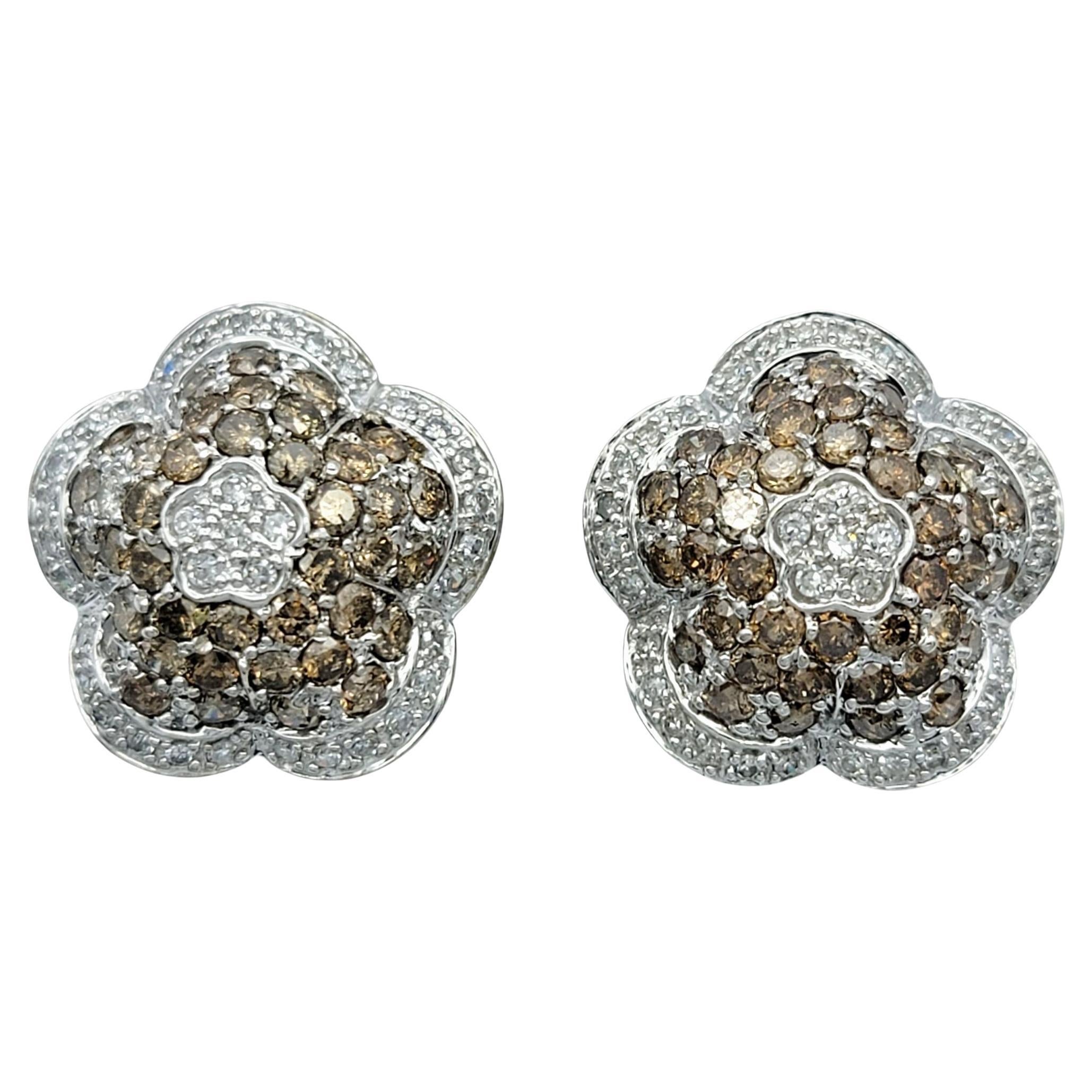 Questi orecchini scintillanti presentano un'audace Silhouette floreale creata da grappoli di diamanti brown a taglio rotondo incastonati in oro bianco 14 carati. Il tono profondo e terroso dei diamanti marroni conferisce alla coppia un aspetto ricco