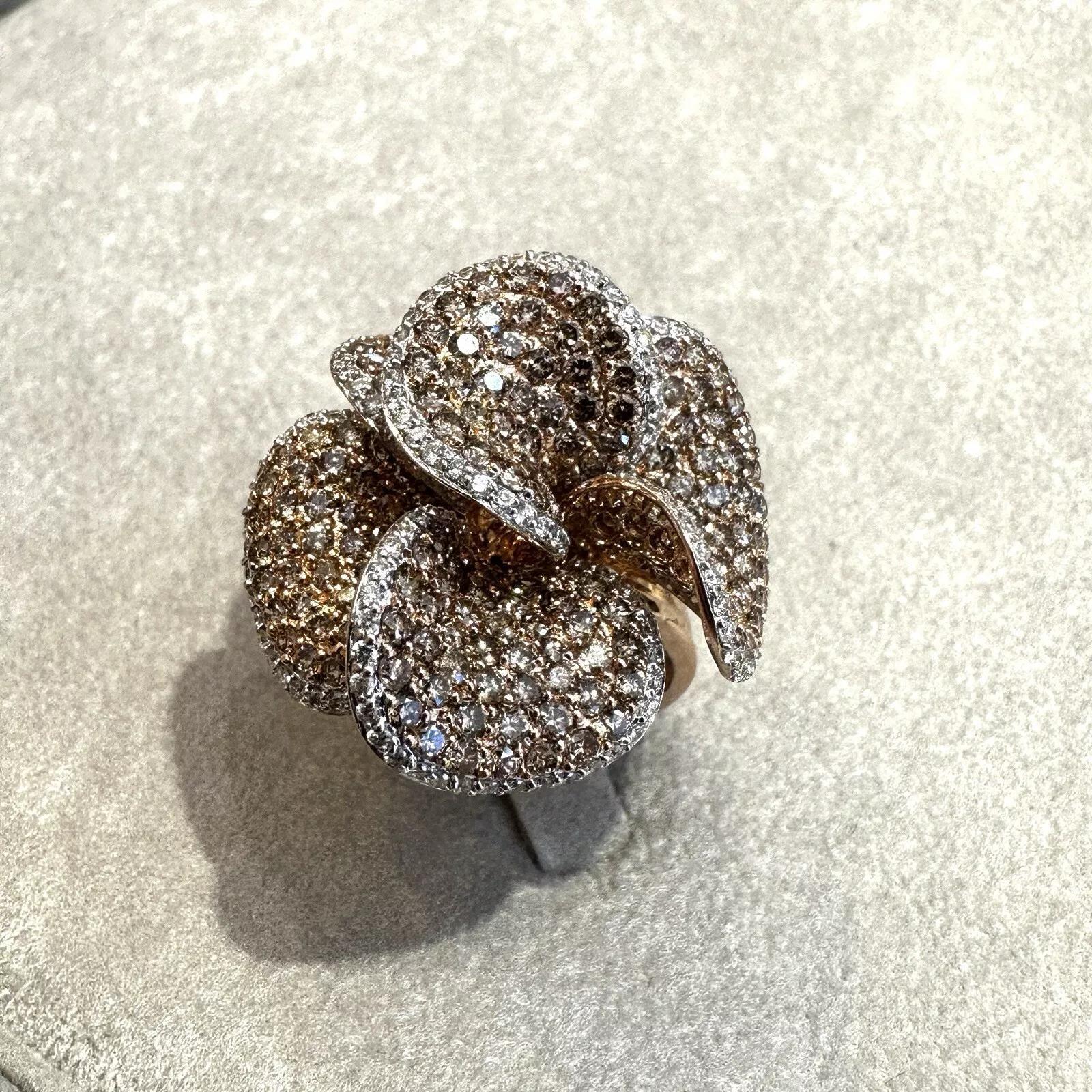 Brown and White Diamond Flower Petal Ring in 18k Rose Gold 

Flower Petal Ring features Natural Brown Round Brilliant Diamonds rimmed with Natural White Round Brilliant Diamonds in a flower petal design, all set in 18k Rose Gold.

Total diamond