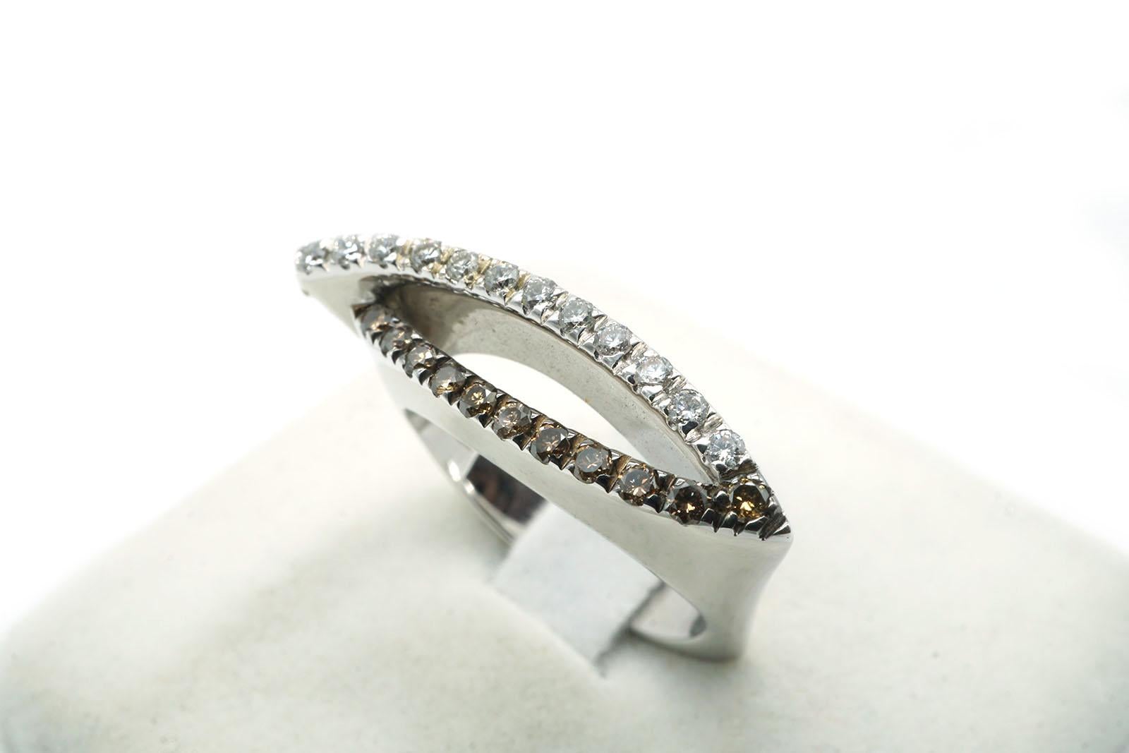 Contemporary Brown and White Diamonds 18 Kt White Gold Bow Band Ring For Sale