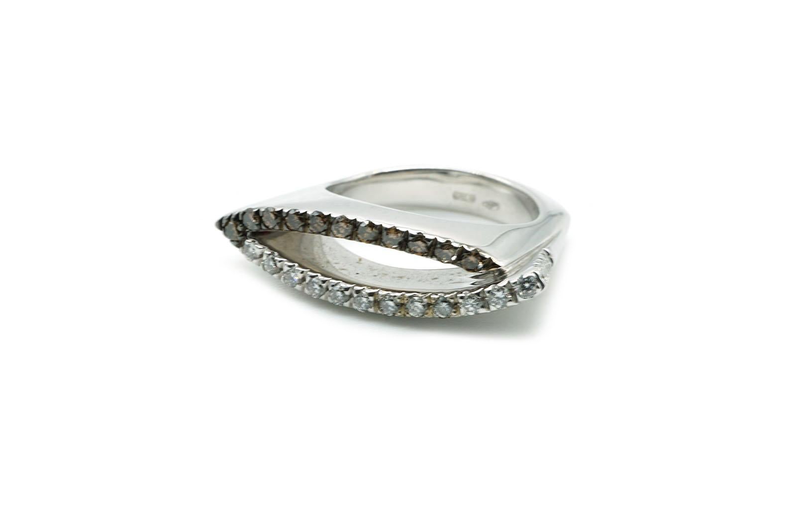 Women's or Men's Brown and White Diamonds 18 Kt White Gold Bow Band Ring For Sale