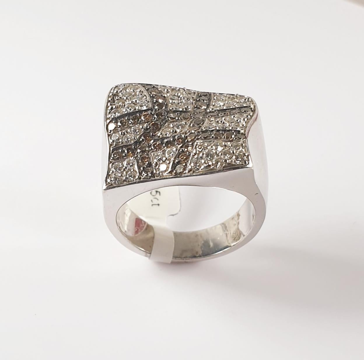 Brown and White Diamonds in Chessboard Design in 18 Karat White Gold Ring
Sleekly crafted in  18K white  gold, the chessboard design in the flag style movement setting and the  high-quality pavé-set diamonds, 
give a chic, high-style sparkler,