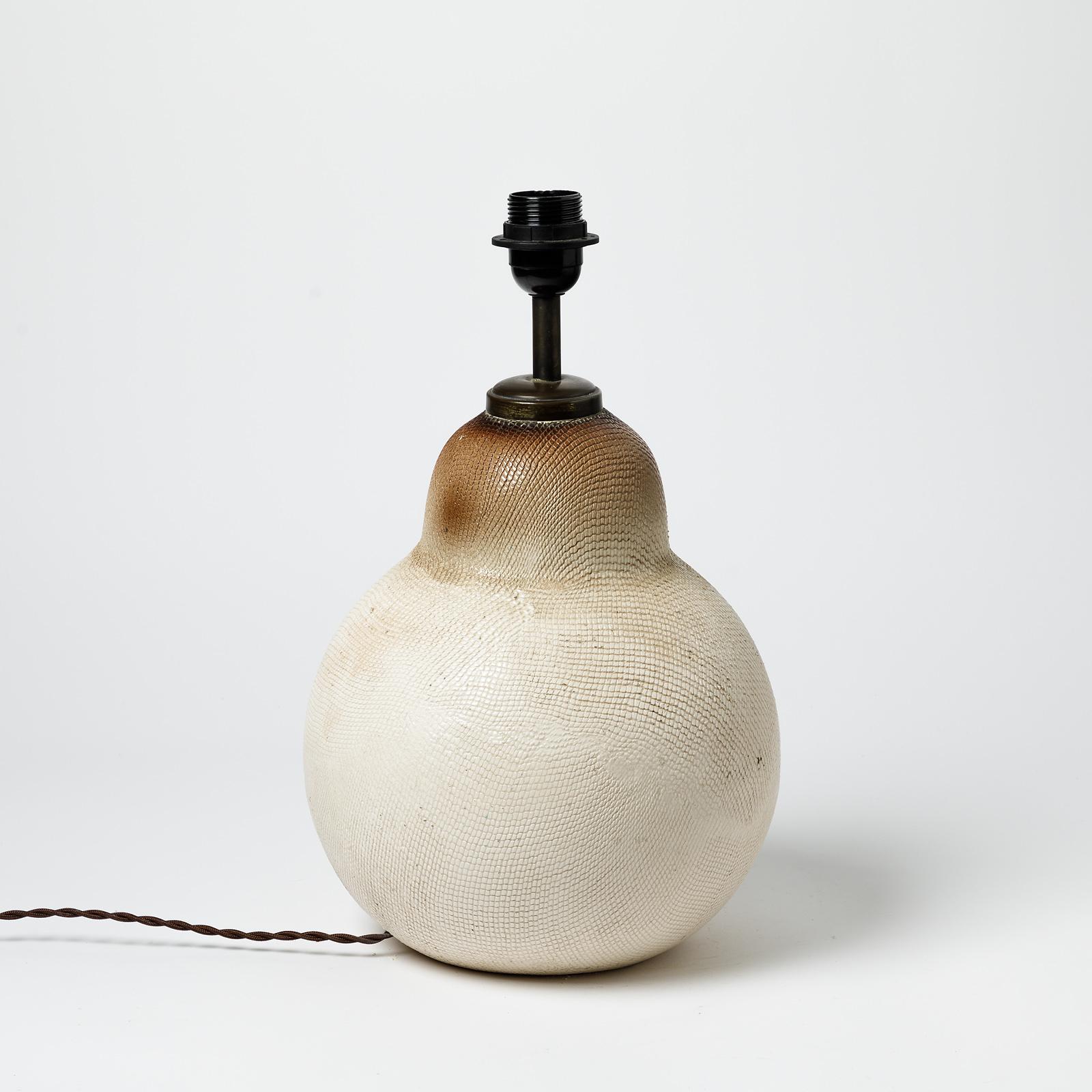 Français Lampe de table en céramique émaillée brune et blanche dans le style de Jean Besnard, 1930 en vente