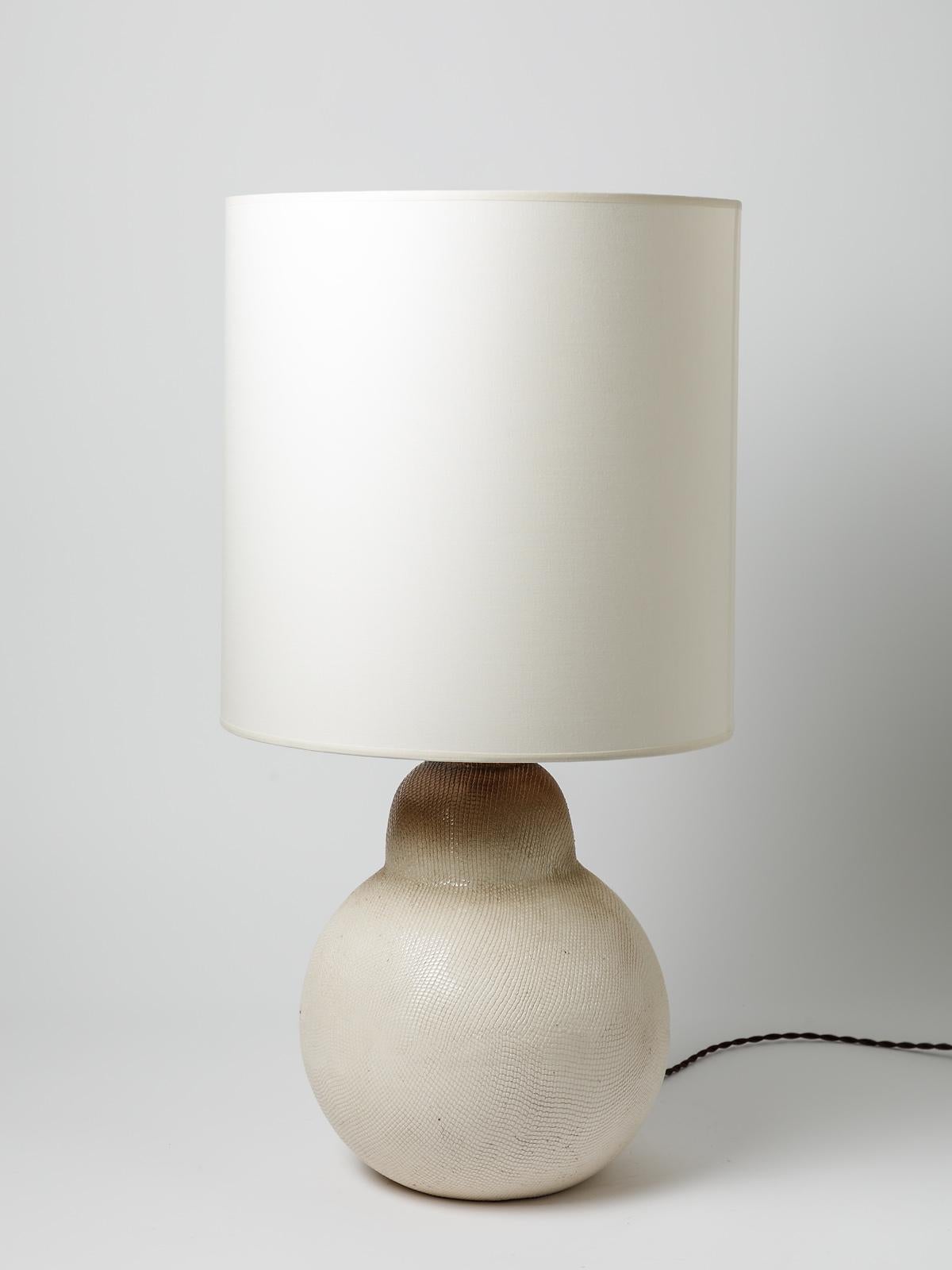 20ième siècle Lampe de table en céramique émaillée brune et blanche dans le style de Jean Besnard, 1930 en vente