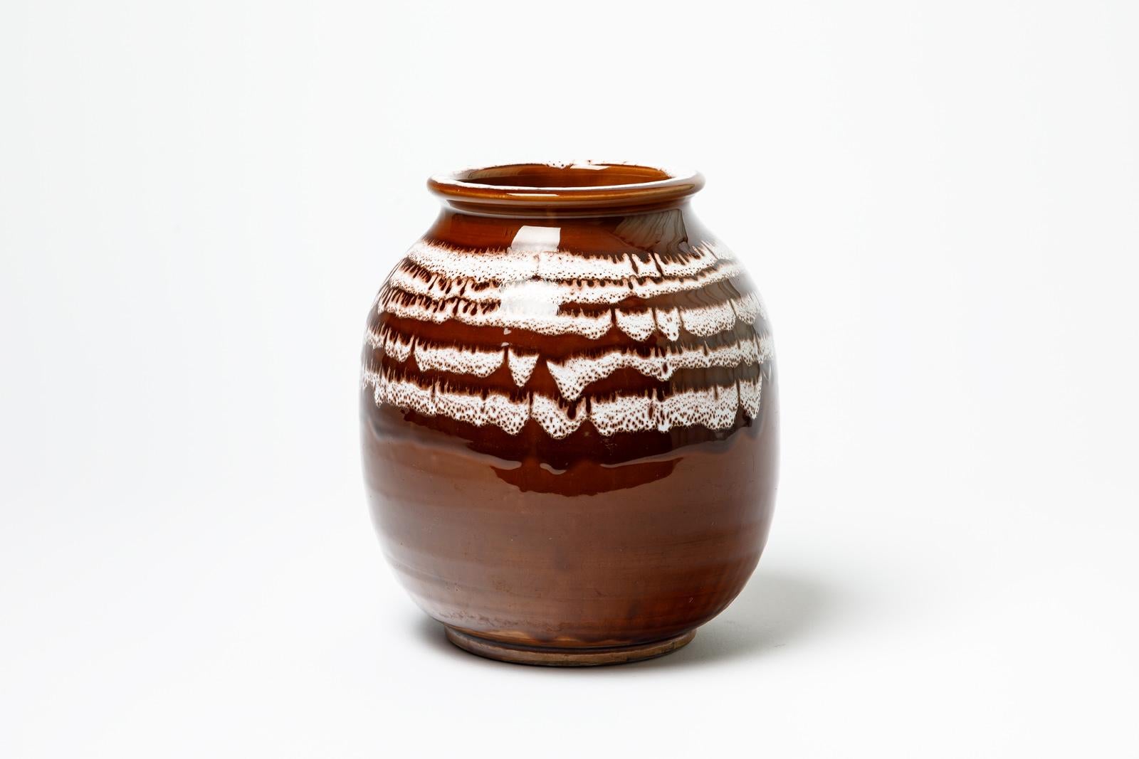 Vase aus braunem und weiß glasiertem Steinzeug von Jean Besnard, um 1930. (Art déco) im Angebot