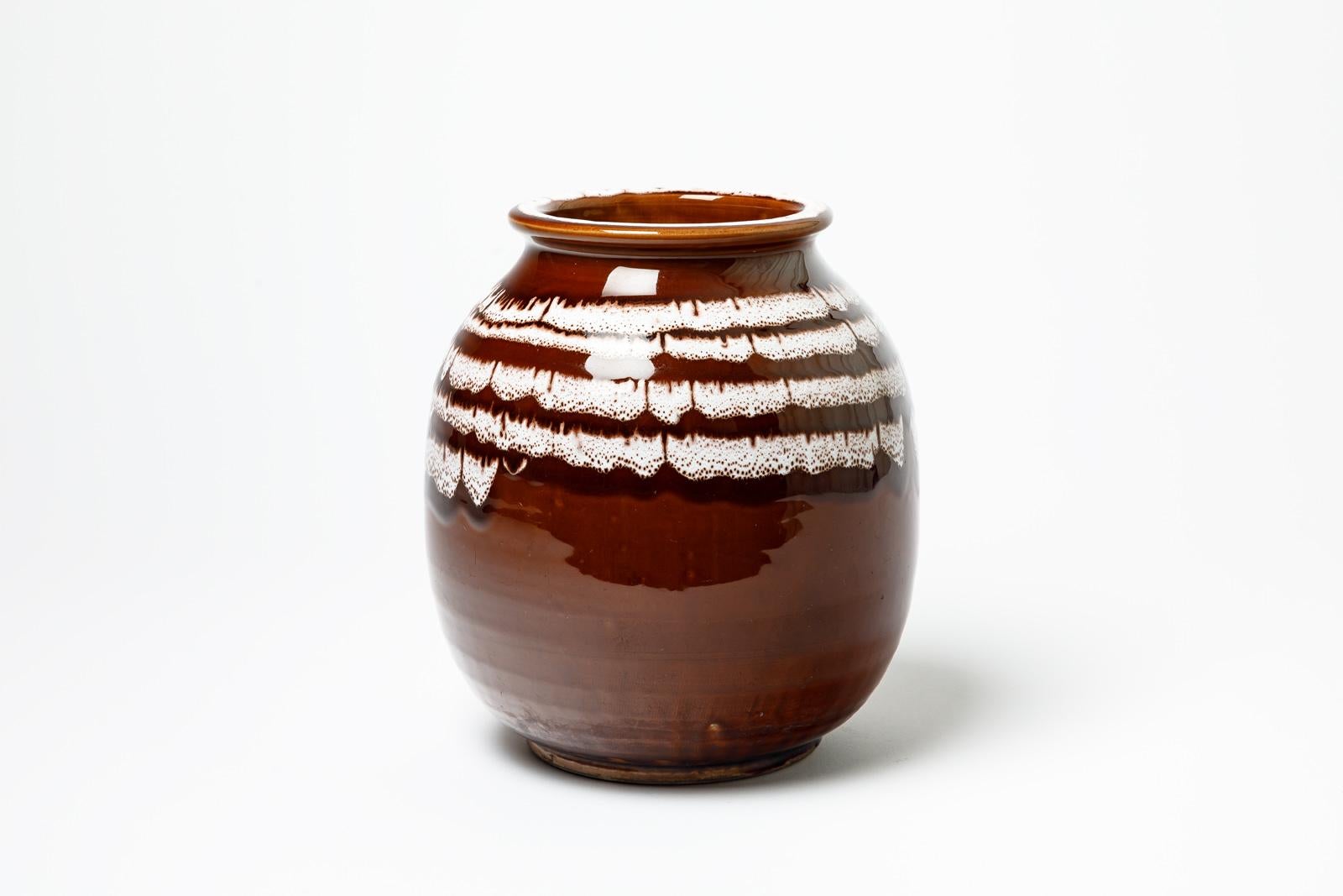 Vase aus braunem und weiß glasiertem Steinzeug von Jean Besnard, um 1930. (Französisch) im Angebot