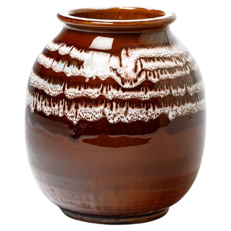 Vase aus braunem und weiß glasiertem Steinzeug von Jean Besnard, um 1930.