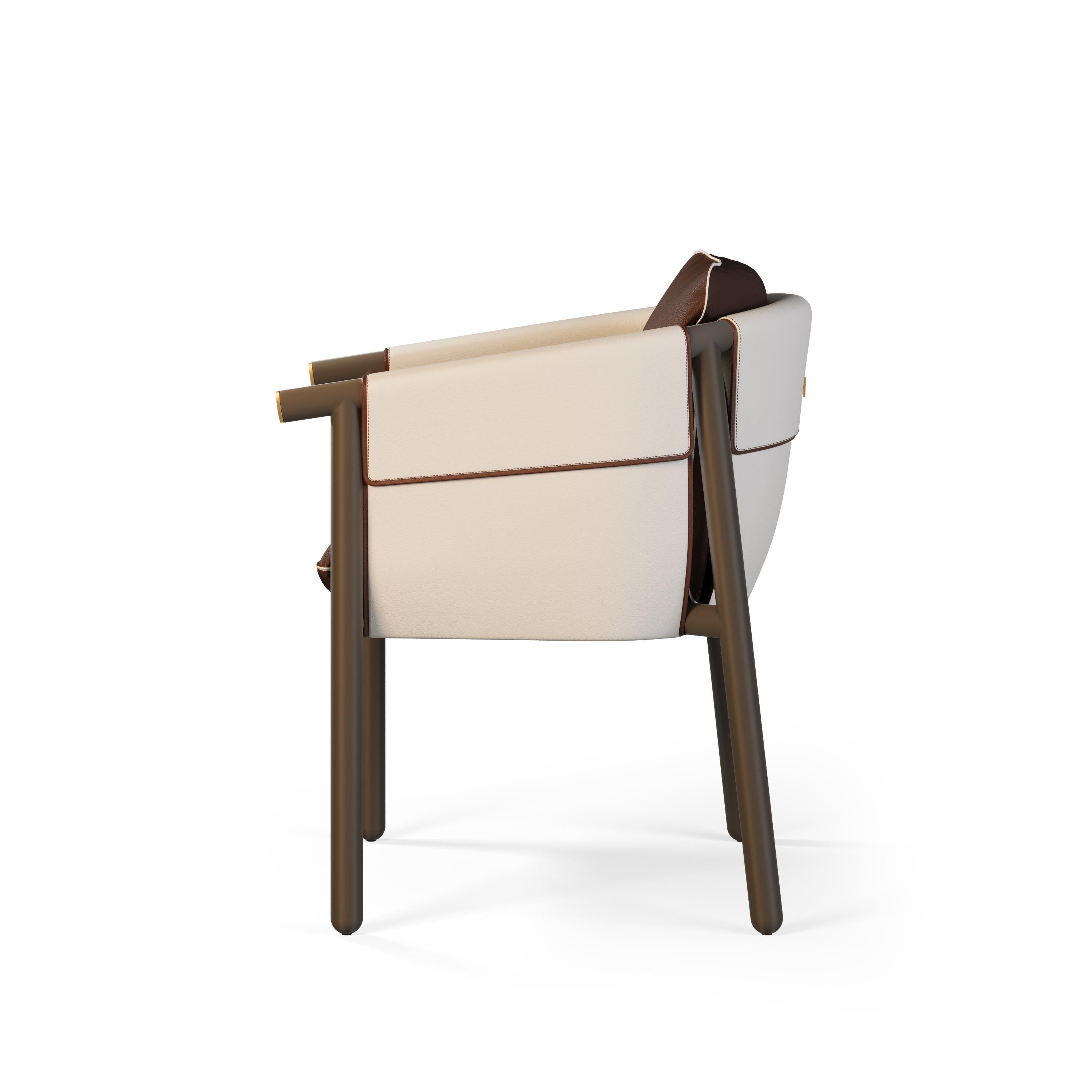 Moderne Chaise de salle à manger d'extérieur en cuir Brown et blanc avec accents dorés en vente