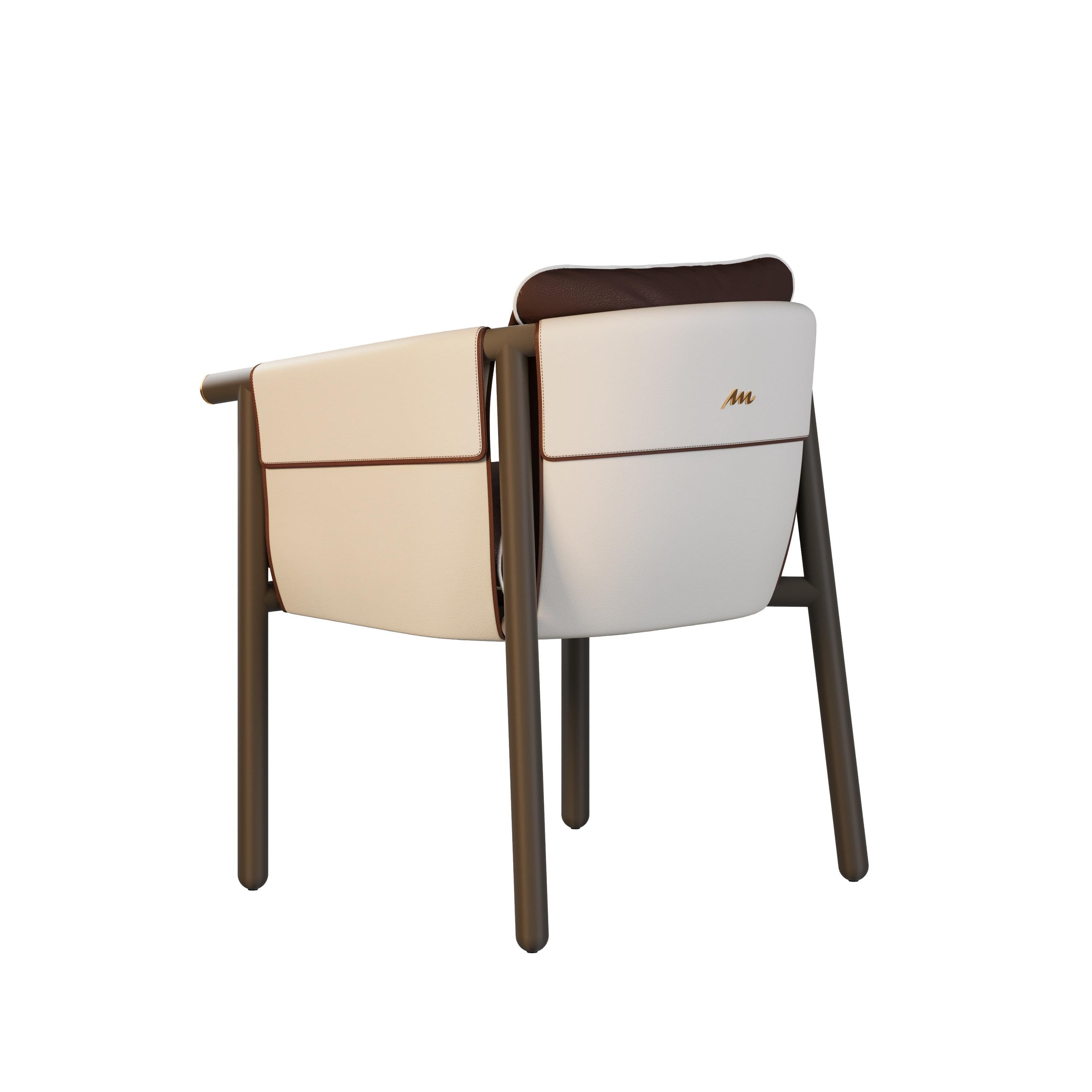Portugais Chaise de salle à manger d'extérieur en cuir Brown et blanc avec accents dorés en vente