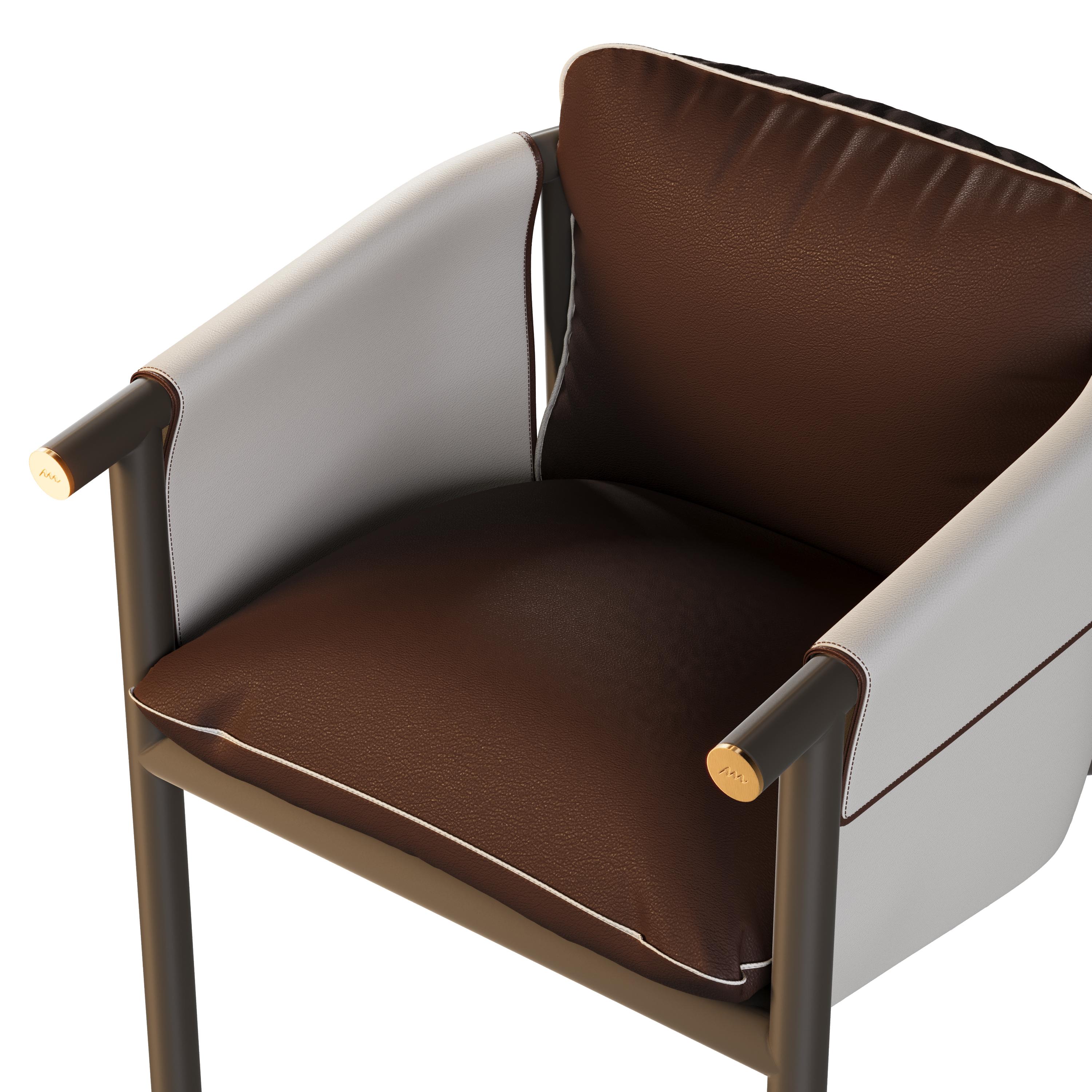 XXIe siècle et contemporain Chaise de salle à manger d'extérieur en cuir Brown et blanc avec accents dorés en vente