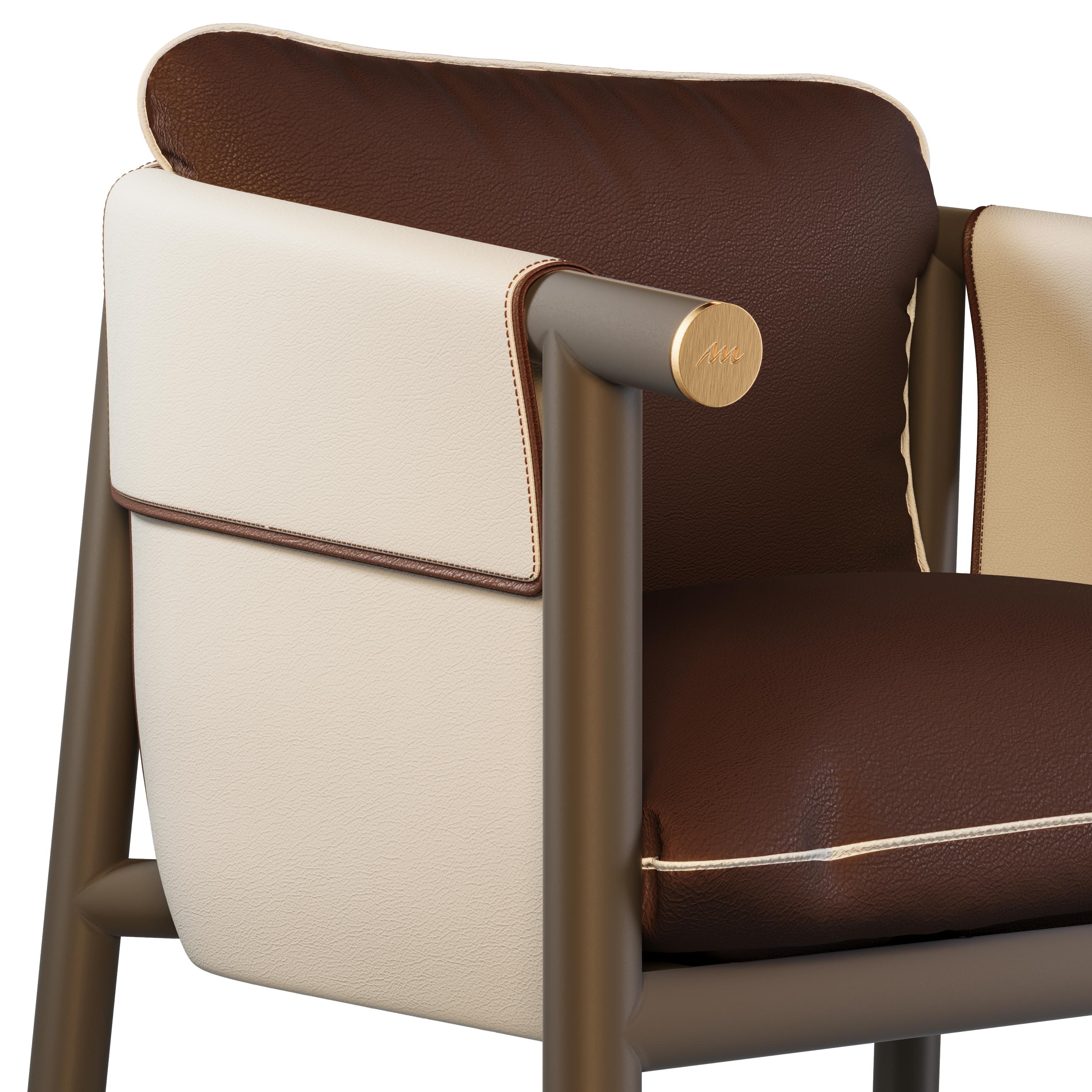 Acier inoxydable Chaise de salle à manger d'extérieur en cuir Brown et blanc avec accents dorés en vente