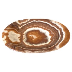 Petit plateau ovale en onyx de forme annulaire marron et blanc, Brésil, contemporain