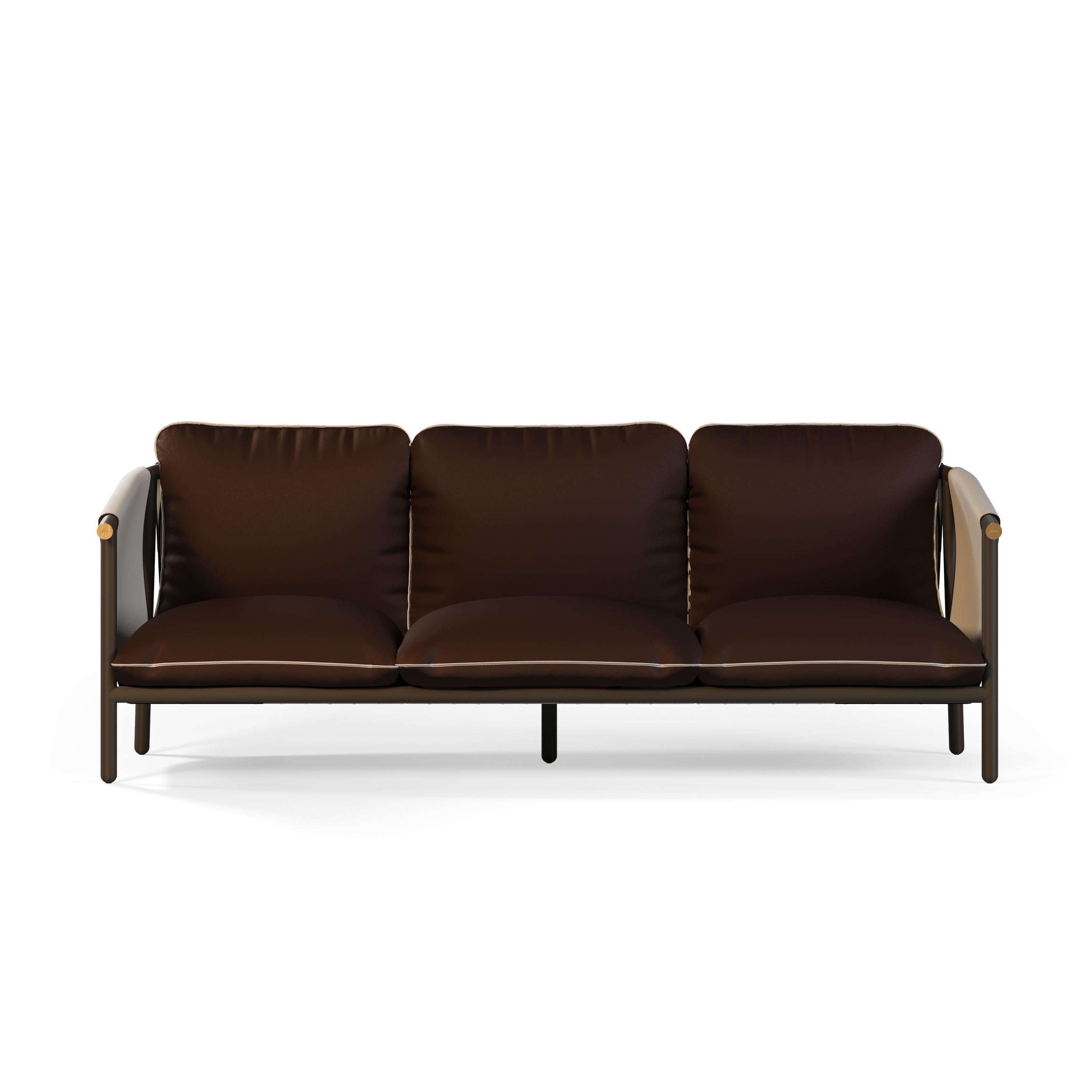 Divano a tre posti Céline 

Il divano Céline è caratterizzato da un design minimalista arricchito da sottili dettagli che trasmettono l'essenza del marchio, rendendolo un pezzo versatile che si integra perfettamente in qualsiasi ambiente, sia