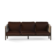 Divano da esterno con struttura in legno marrone e cuscini bianchi