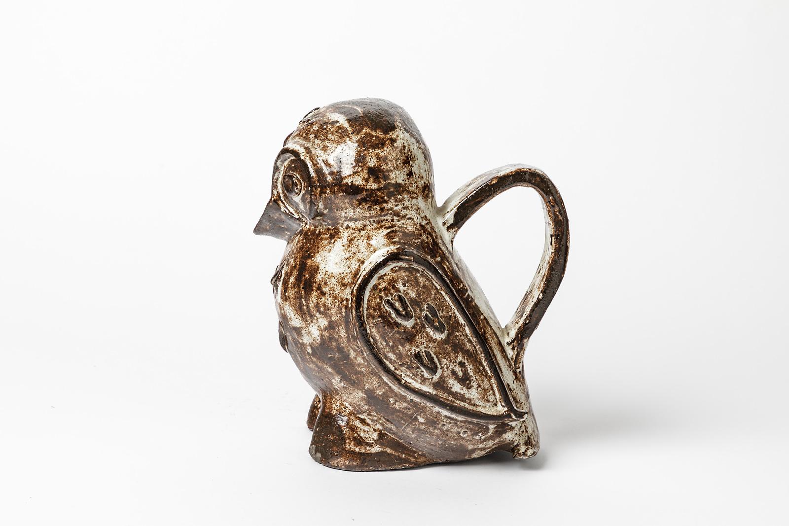 Brown and White Vintage Ceramic Pitcher Signed Owl Form circa 1970 In Good Condition For Sale In Neuilly-en- sancerre, FR