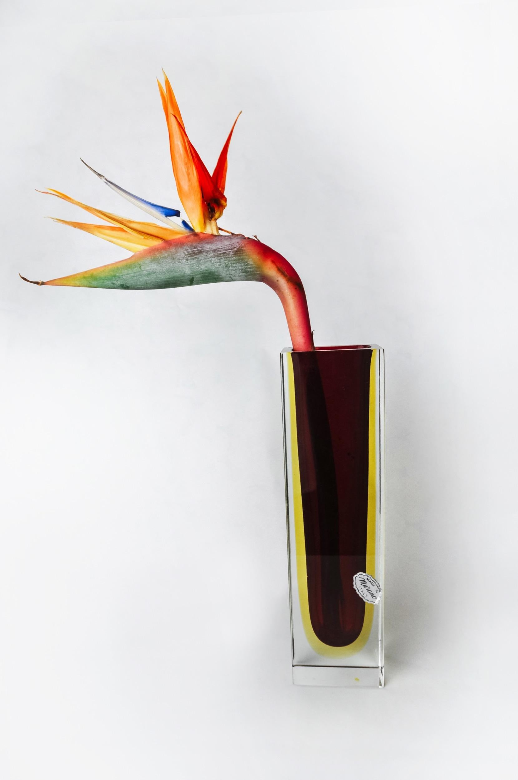 Superbe et rare vase sommerso cubique brun et jaune conçu et fabriqué pour Seguso à Murano dans les années 1970. Œuvre artisanale en verre facetté selon la technique du 