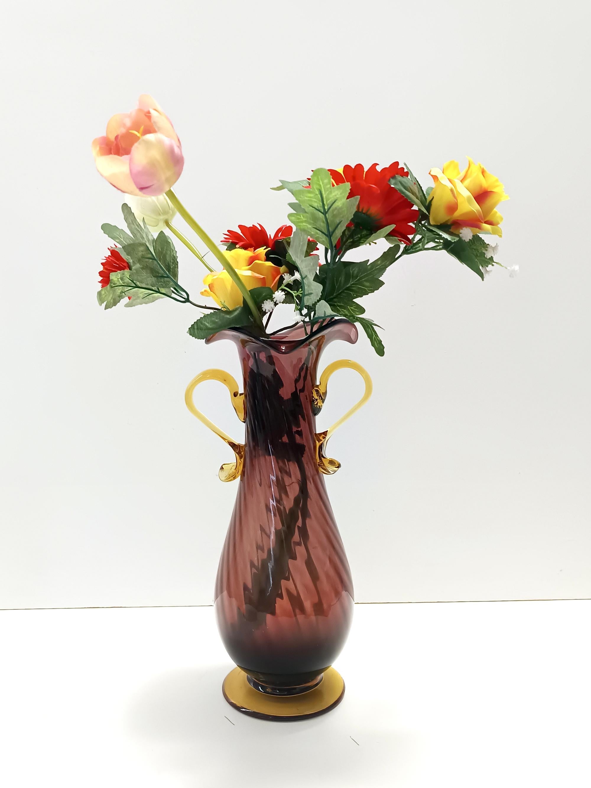 Hergestellt in Italien, 1940er - 1950er Jahre.
Diese Vase ist aus braunem und gelbem Murano-Glas gefertigt.
Da es sich um einen Vintage-Artikel handelt, kann er leichte Gebrauchsspuren aufweisen, wie z. B. seine ursprüngliche Patina, aber er kann