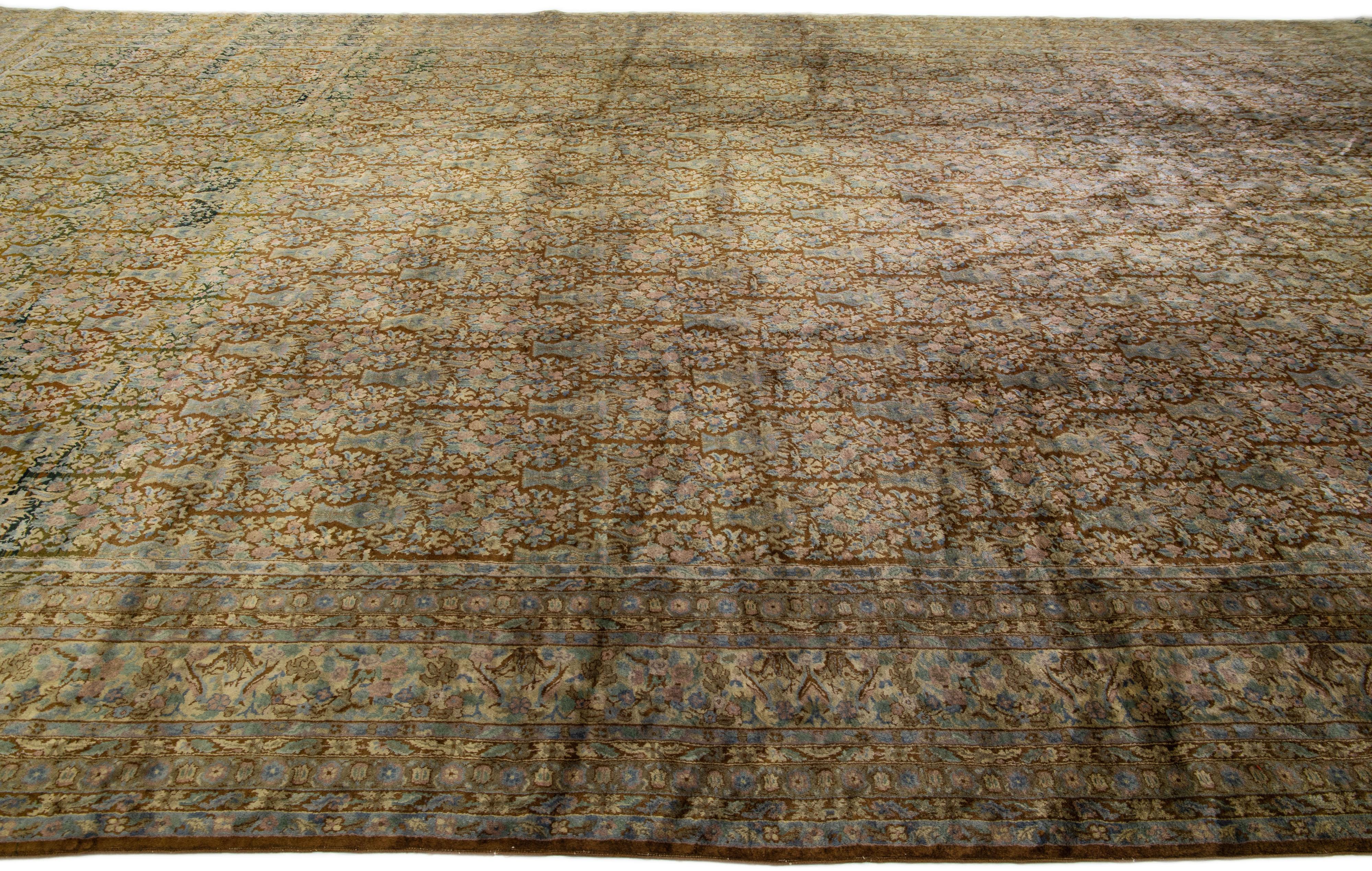 Noué à la main Tapis indien ancien Agra en laine marron entièrement recouvert de fleurs, fabriqué à la main en vente