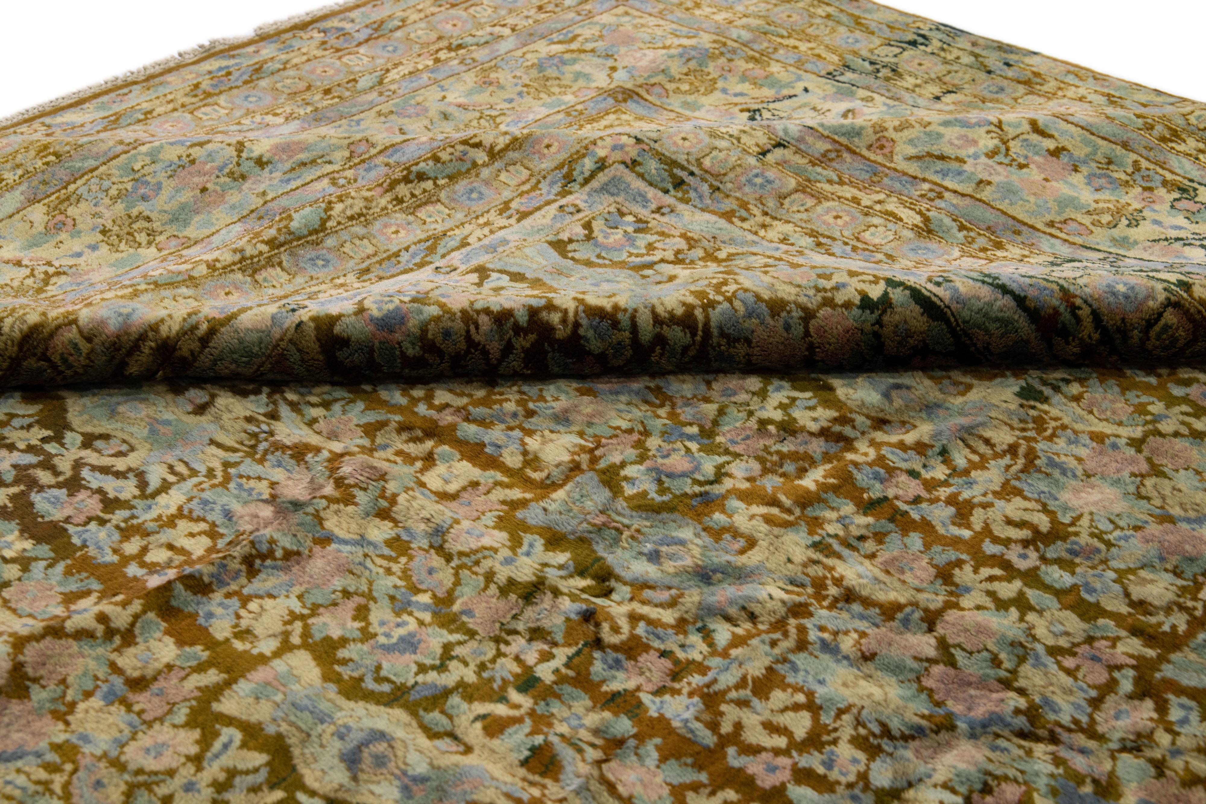 Brauner antiker indischer Agra handgefertigter Allover-Teppich aus geblümter Wolle im Zustand „Gut“ im Angebot in Norwalk, CT